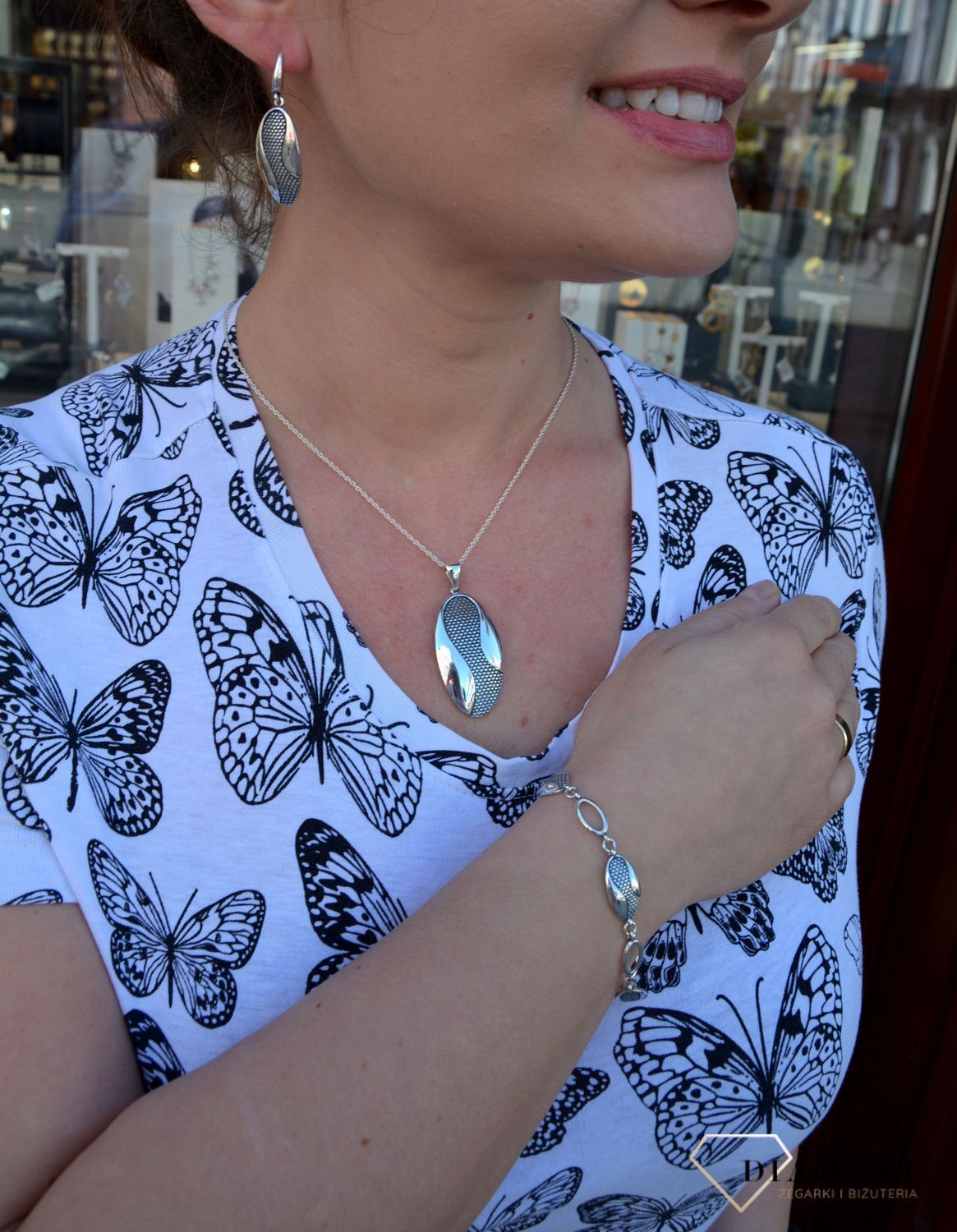 Kolczyki srebrne z oksydowanego srebra, które są wiszące oraz posiadają zapięcie angielskie. Kolczyki w kształcie kół to świetny dodatek do stylizacji..jpg