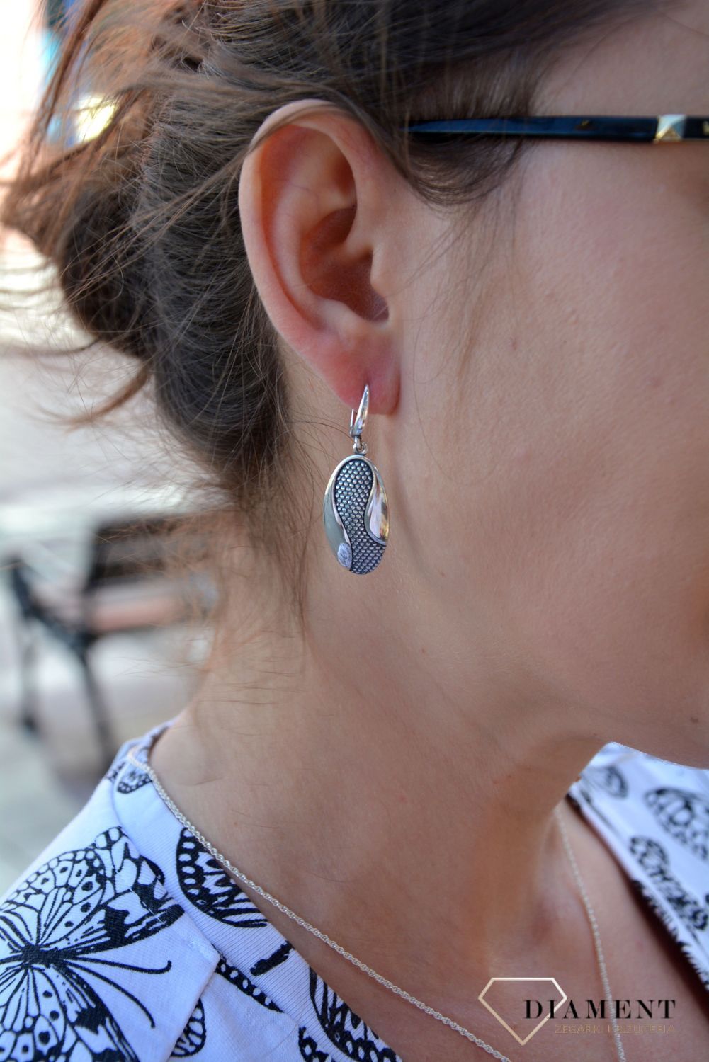 Kolczyki srebrne z oksydowanego srebra, które są wiszące oraz posiadają zapięcie angielskie. Kolczyki w kształcie kół to świetny dodatek do stylizacji..jpg