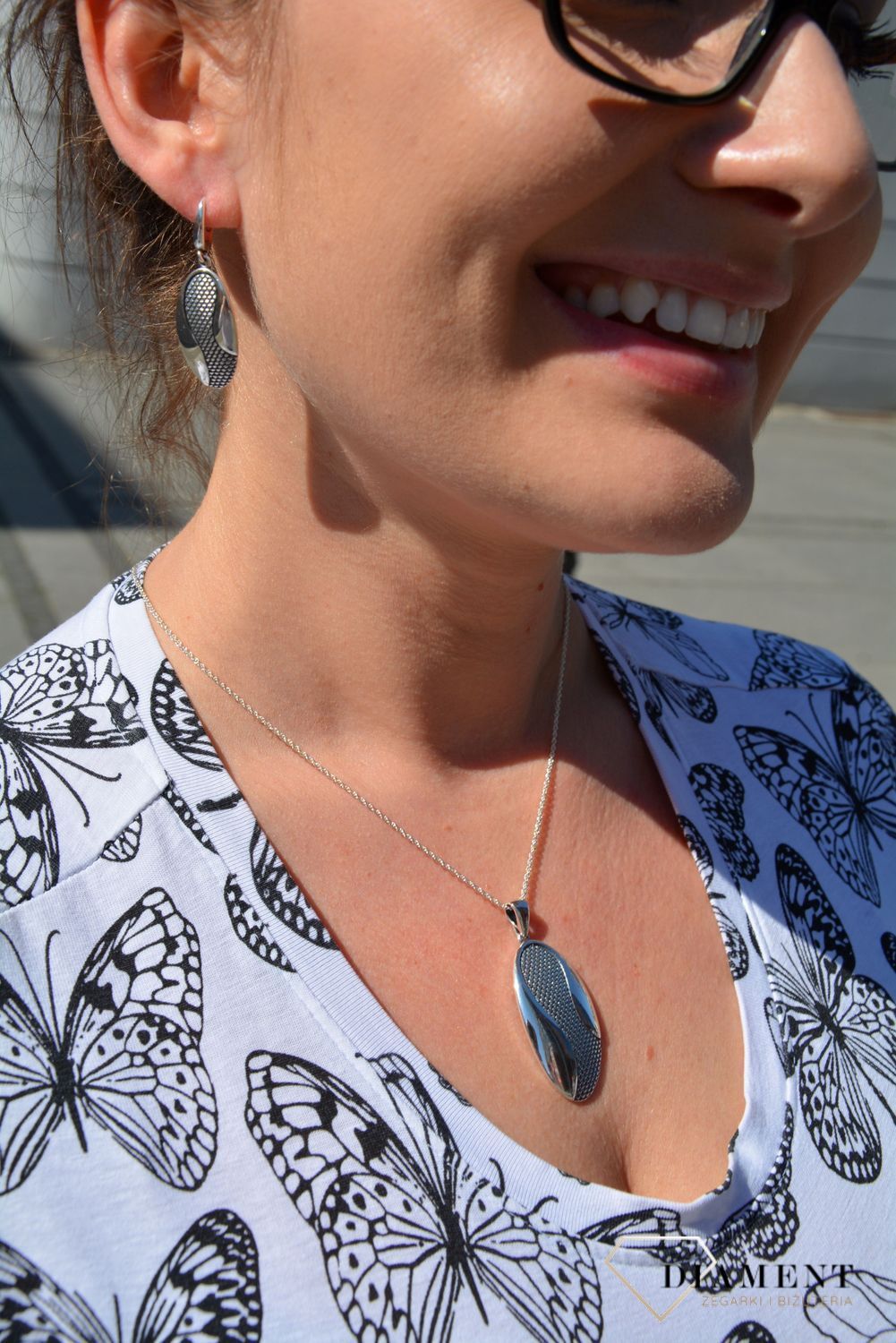 Kolczyki srebrne z oksydowanego srebra, które są wiszące oraz posiadają zapięcie angielskie. Kolczyki w kształcie kół to świetny dodatek do stylizacji..jpg