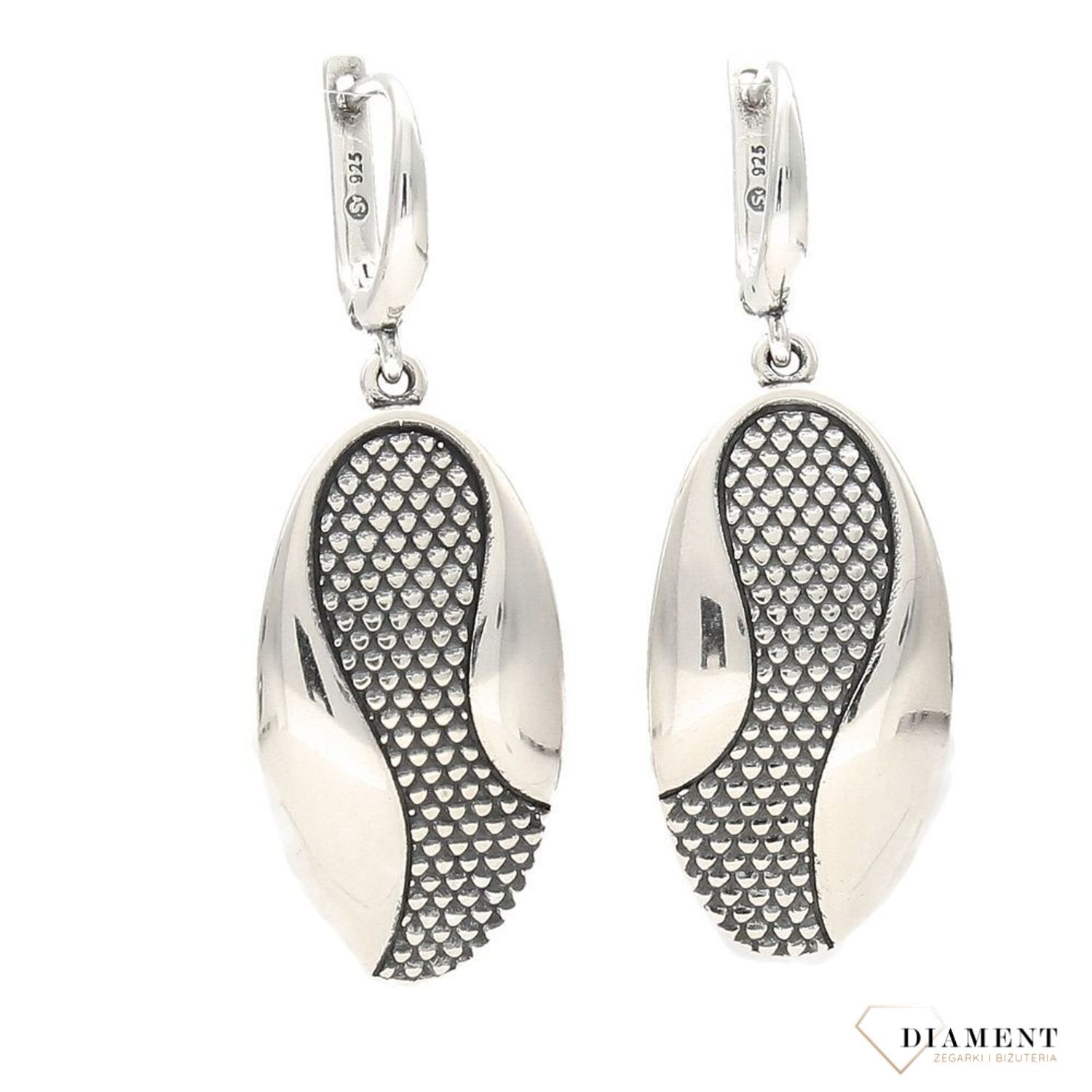 Kolczyki srebrne z oksydowanego srebra, które są wiszące oraz posiadają zapięcie angielskie. Kolczyki w kształcie kół to świetny dodatek do stylizacji..jpg