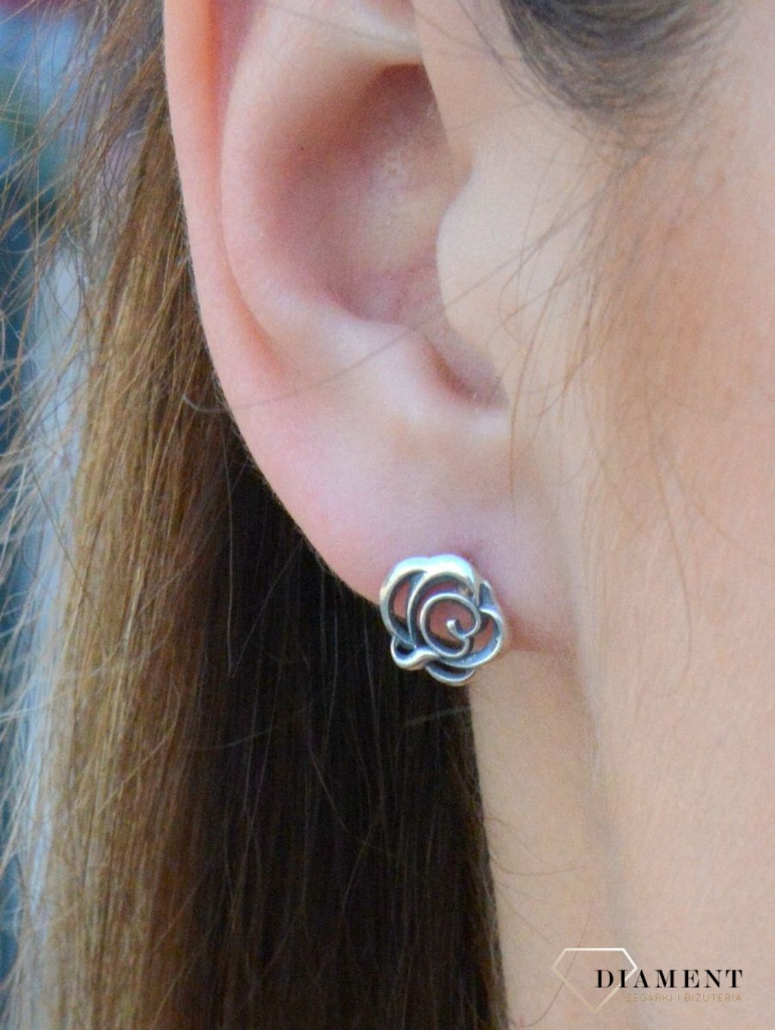 Kolczyki srebrne 'Różyczki' S2K000000-628. Kolczyki srebrne róże. Kolczyki srebrne różyczki gładkie. Kolczyki wkrętki. Kolczyki na zapięcie sztyft. Kolczyki delikatne. Kolczyki damskie idealne na prezent..jpg