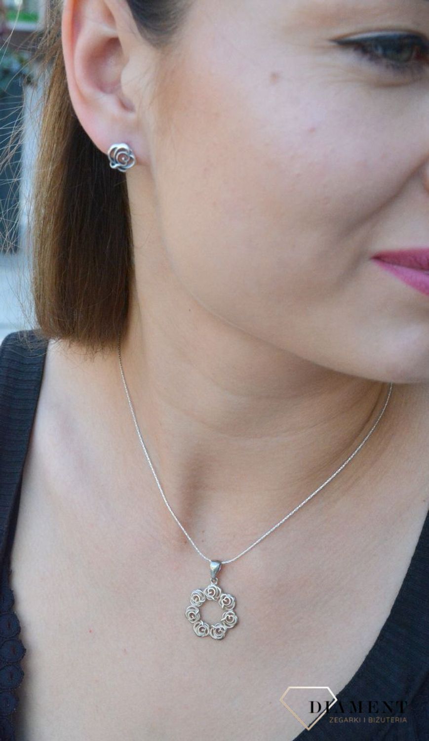 Kolczyki srebrne 'Różyczki' S2K000000-628. Kolczyki srebrne róże. Kolczyki srebrne różyczki gładkie. Kolczyki wkrętki. Kolczyki na zapięcie sztyft. Kolczyki delikatne. Kolczyki damskie idealne na prezent..jpg