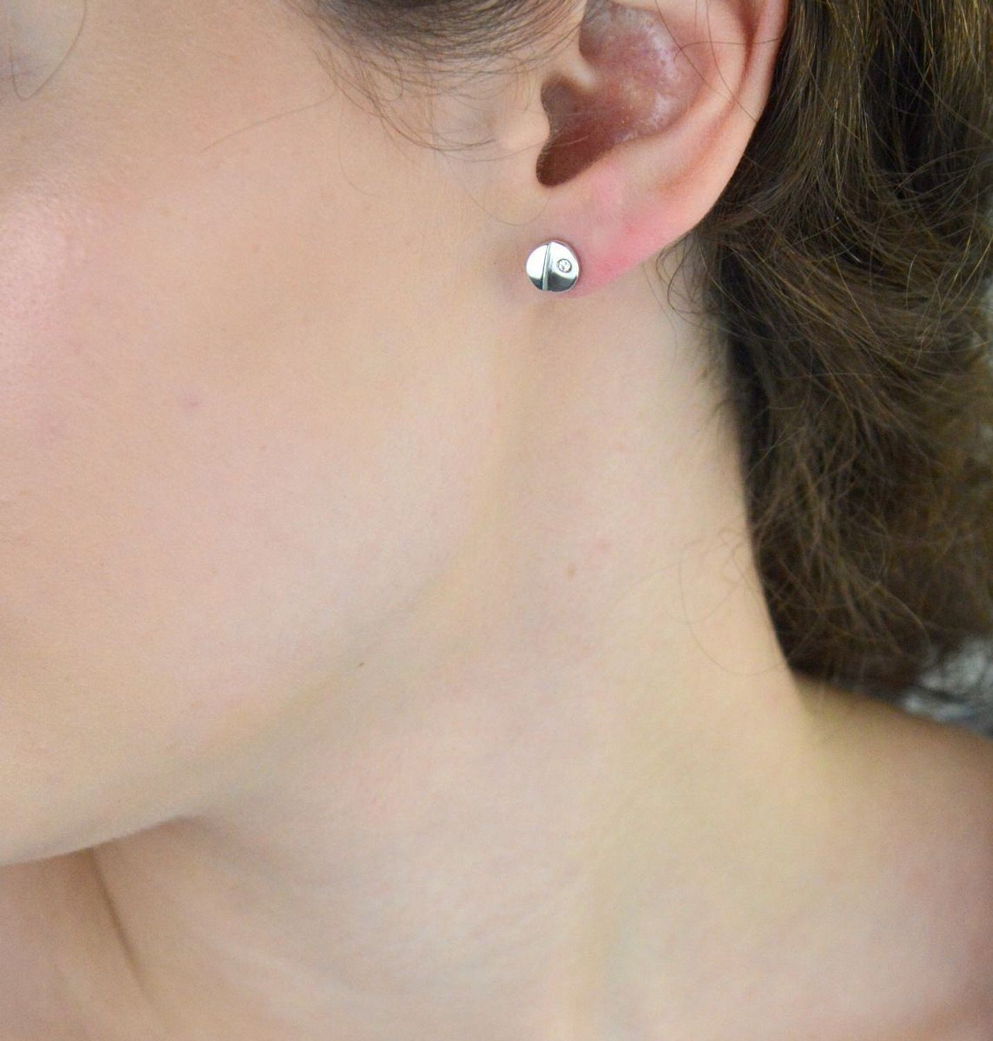 Srebrne kolczyki 925 S2K000000-647 – kółeczka z błyszczącą cyrkonią, zapięcie na sztyft, rozmiar 7 mm, waga 1,90 g. Klasyczny styl i elegancja na co dzień!1.jpg