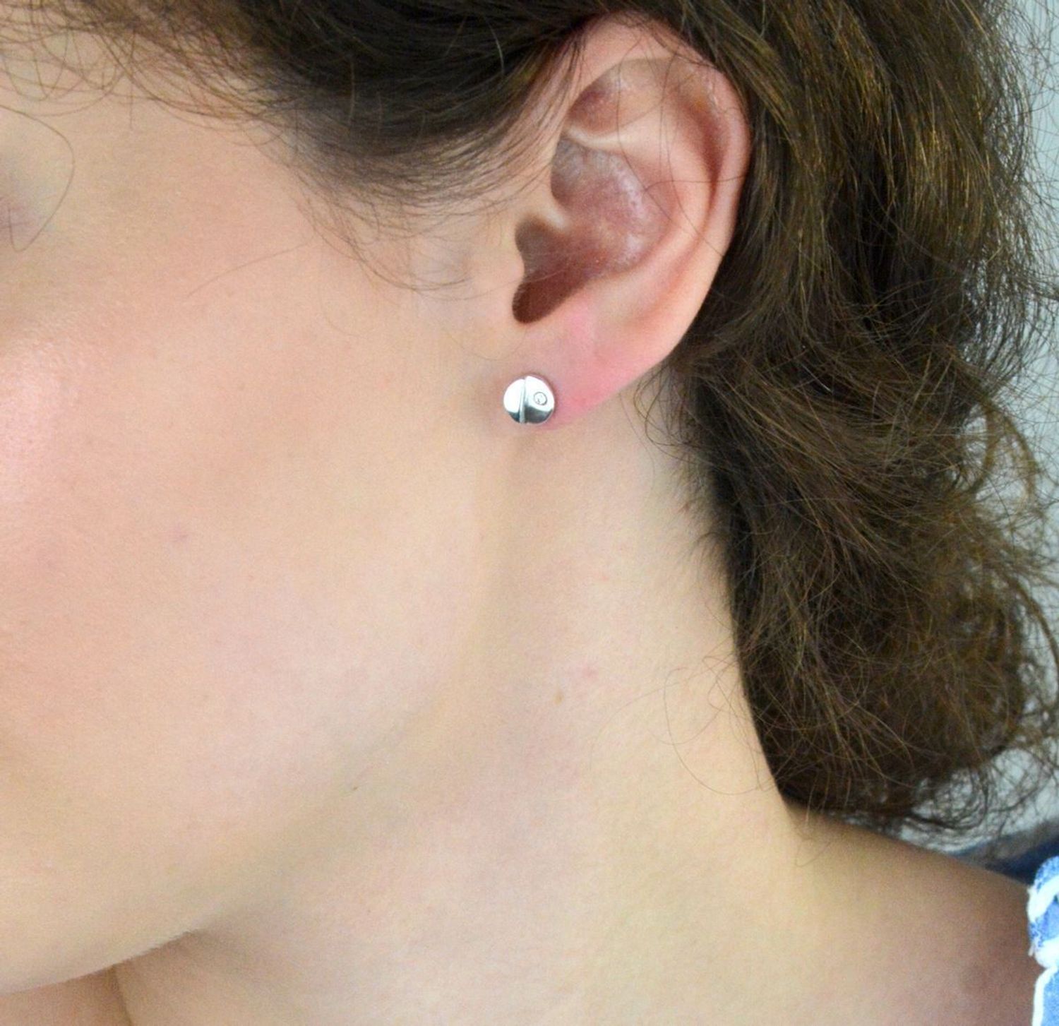 Srebrne kolczyki 925 S2K000000-647 – kółeczka z błyszczącą cyrkonią, zapięcie na sztyft, rozmiar 7 mm, waga 1,90 g. Klasyczny styl i elegancja na co dzień!1.jpg