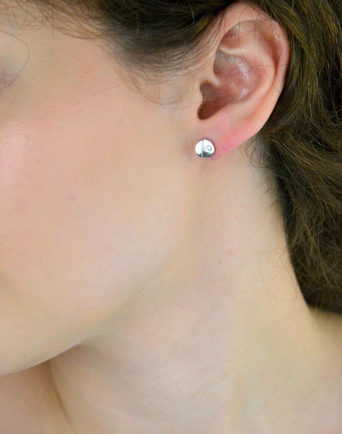 Srebrne kolczyki 925 S2K000000-647 – kółeczka z błyszczącą cyrkonią, zapięcie na sztyft, rozmiar 7 mm, waga 1,90 g. Klasyczny styl i elegancja na co dzień!1.jpg