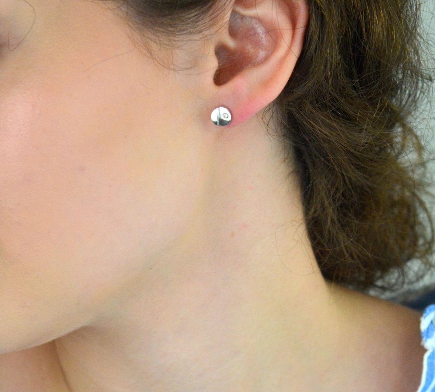 Srebrne kolczyki 925 S2K000000-647 – kółeczka z błyszczącą cyrkonią, zapięcie na sztyft, rozmiar 7 mm, waga 1,90 g. Klasyczny styl i elegancja na co dzień!1.jpg