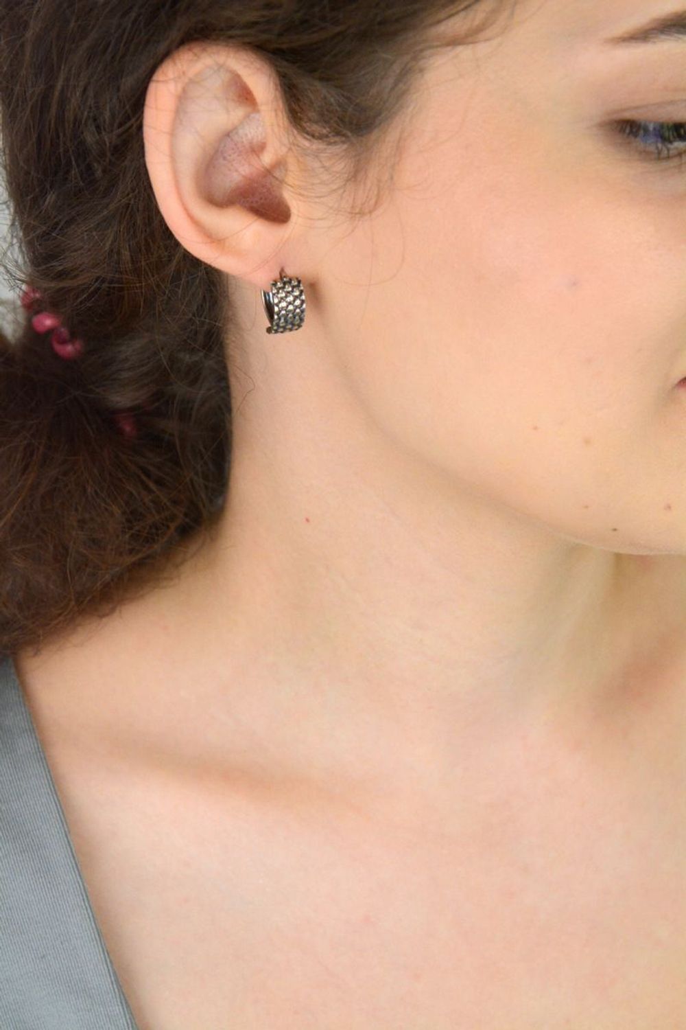 Stylowe kolczyki srebrne próby 925 w formie klasycznych kółek z ozdobnym wzorem. Wygodne zapięcie na zatrzask. Waga 3,57 g, długość 1,5 cm, szerokość 7 mm. Model S2K000000-651.1.jpg