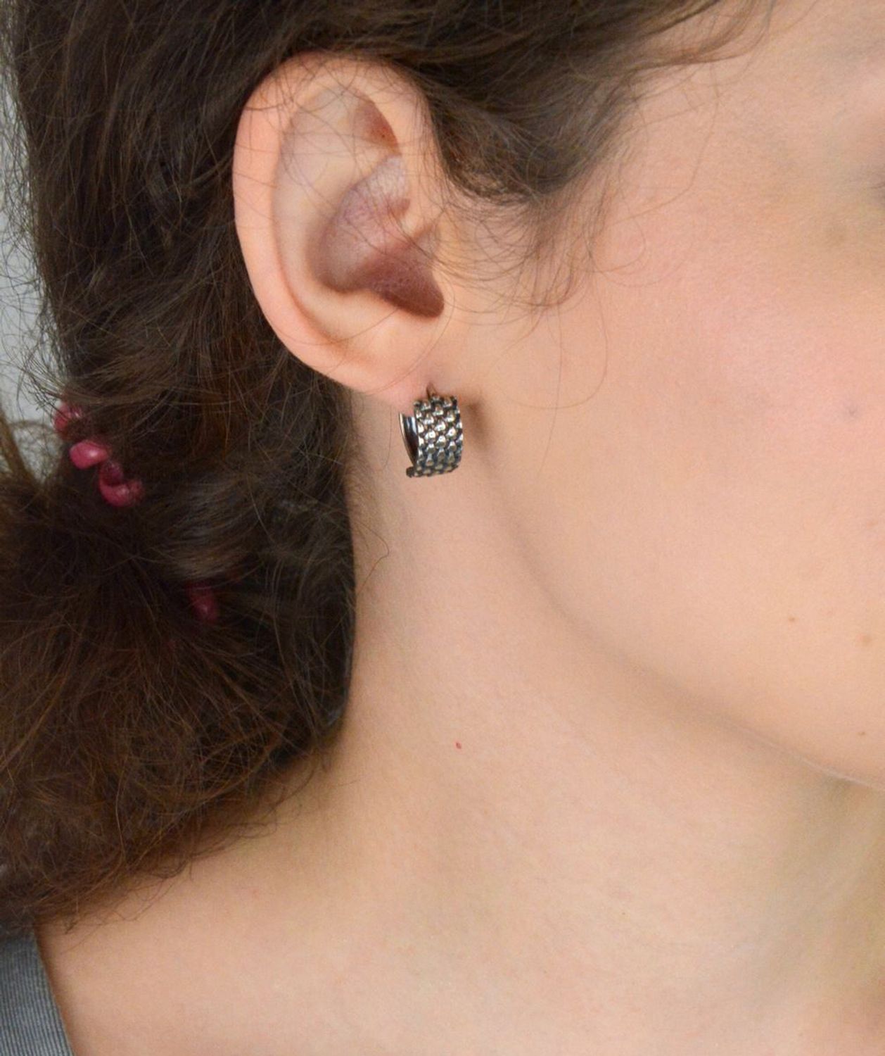 Stylowe kolczyki srebrne próby 925 w formie klasycznych kółek z ozdobnym wzorem. Wygodne zapięcie na zatrzask. Waga 3,57 g, długość 1,5 cm, szerokość 7 mm. Model S2K000000-651.1.jpg