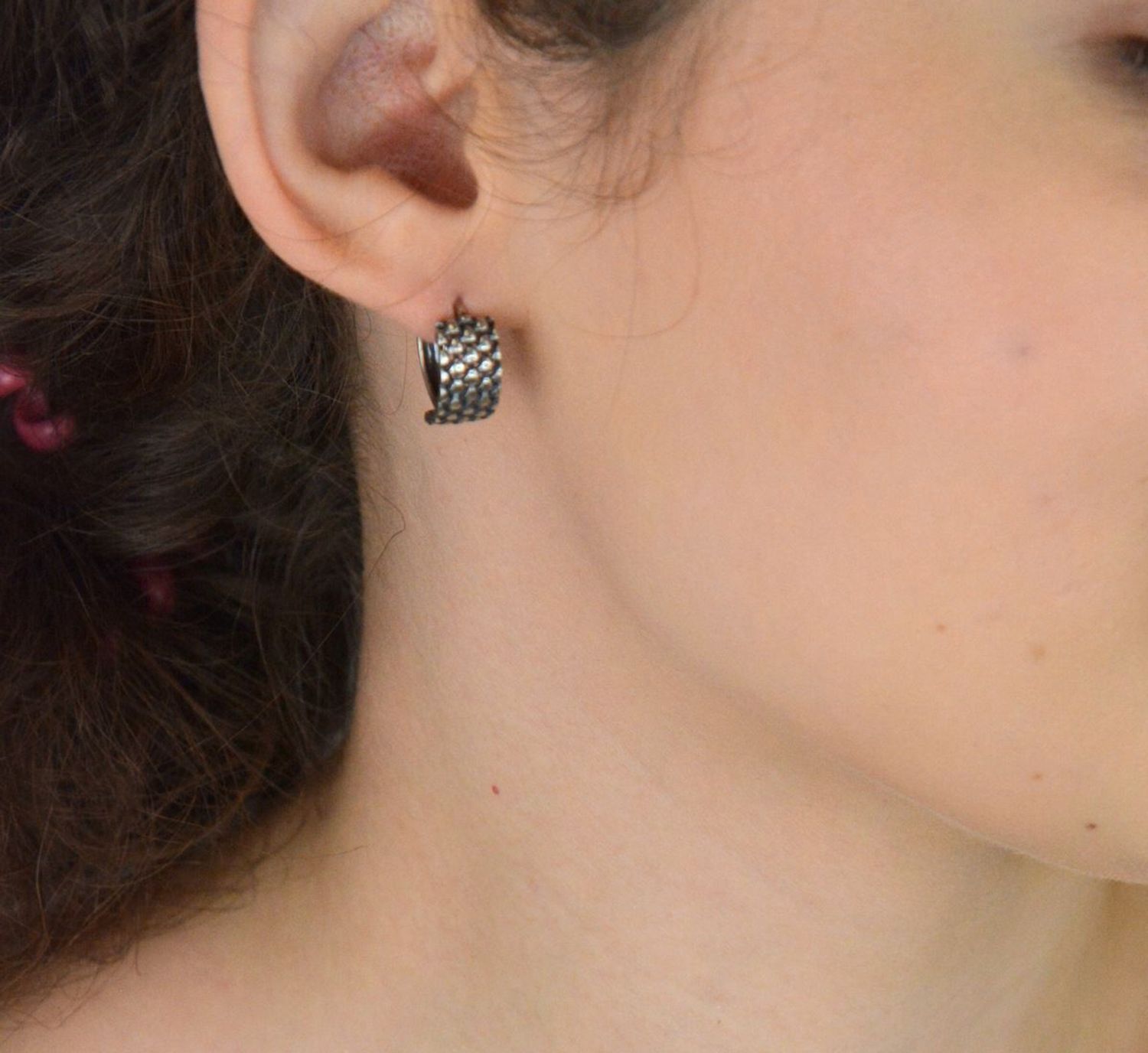 Stylowe kolczyki srebrne próby 925 w formie klasycznych kółek z ozdobnym wzorem. Wygodne zapięcie na zatrzask. Waga 3,57 g, długość 1,5 cm, szerokość 7 mm. Model S2K000000-651.1.jpg