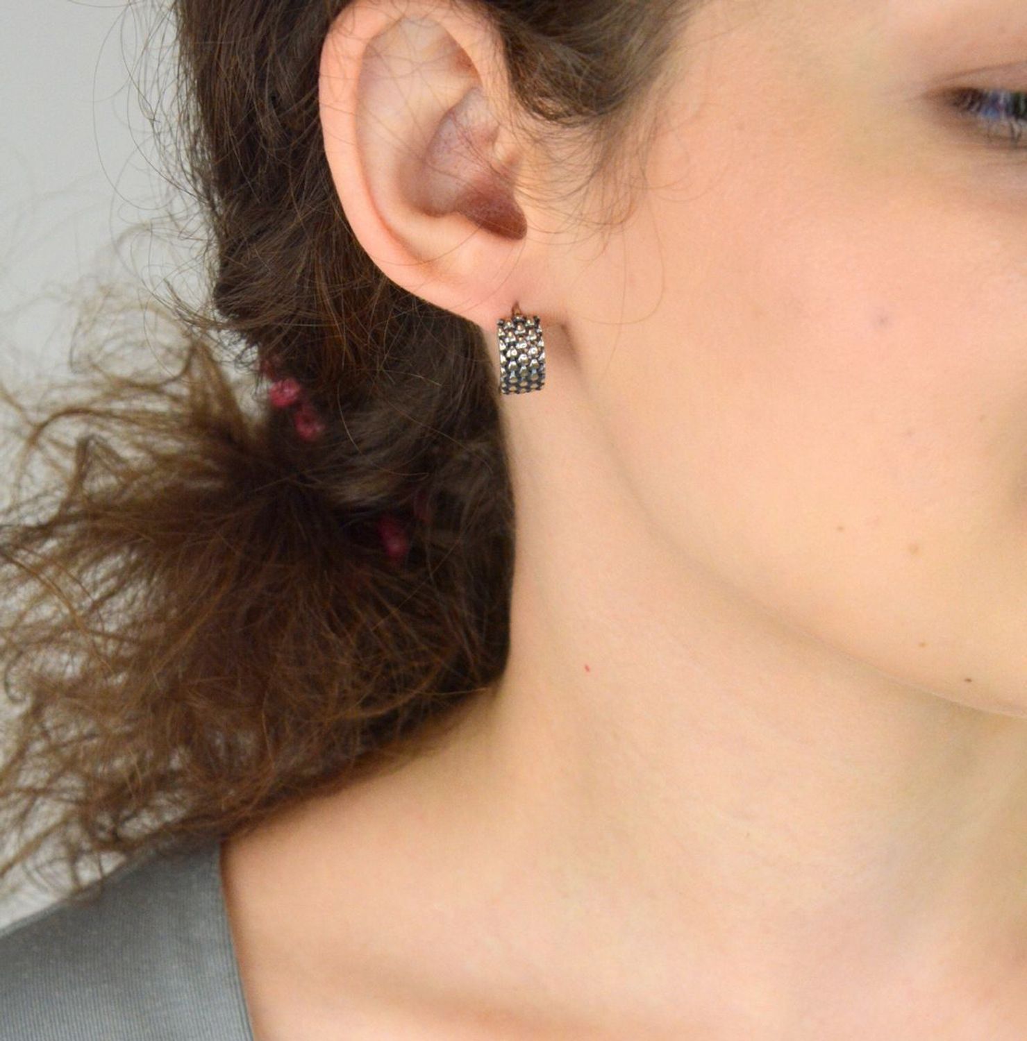 Stylowe kolczyki srebrne próby 925 w formie klasycznych kółek z ozdobnym wzorem. Wygodne zapięcie na zatrzask. Waga 3,57 g, długość 1,5 cm, szerokość 7 mm. Model S2K000000-651.1.jpg