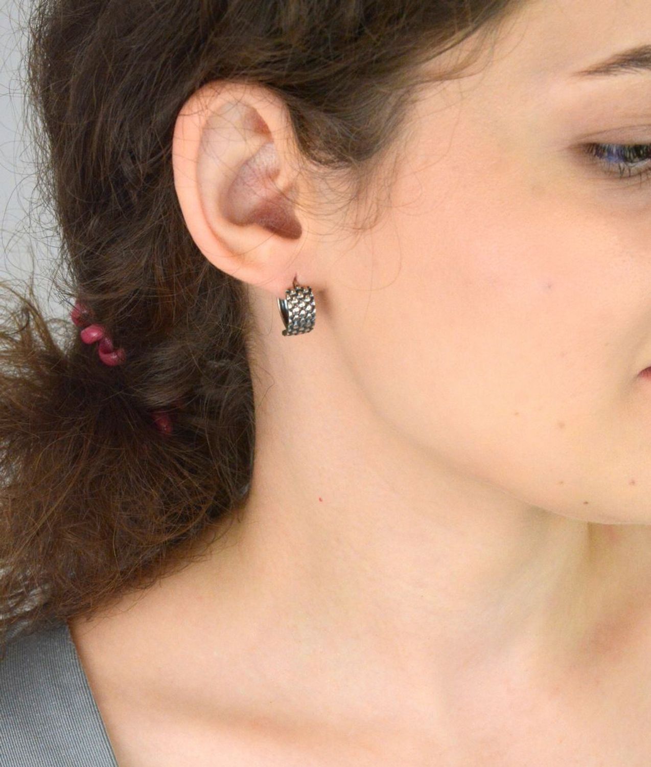 Stylowe kolczyki srebrne próby 925 w formie klasycznych kółek z ozdobnym wzorem. Wygodne zapięcie na zatrzask. Waga 3,57 g, długość 1,5 cm, szerokość 7 mm. Model S2K000000-651.1.jpg