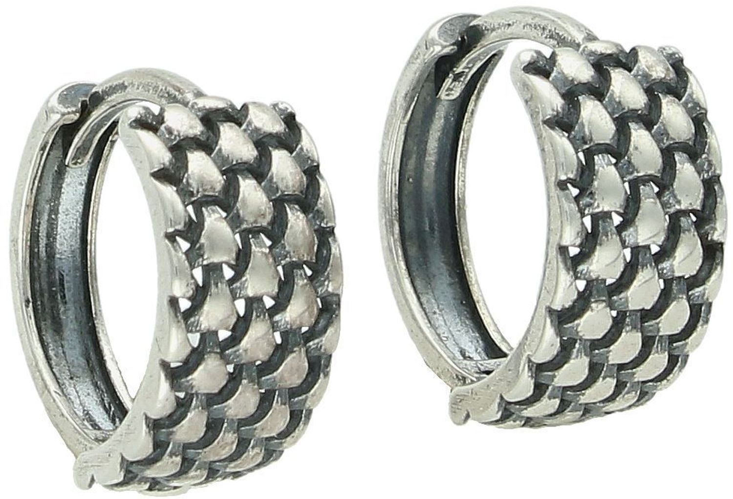 Stylowe kolczyki srebrne próby 925 w formie klasycznych kółek z ozdobnym wzorem. Wygodne zapięcie na zatrzask. Waga 3,57 g, długość 1,5 cm, szerokość 7 mm. Model S2K000000-651.1.jpg