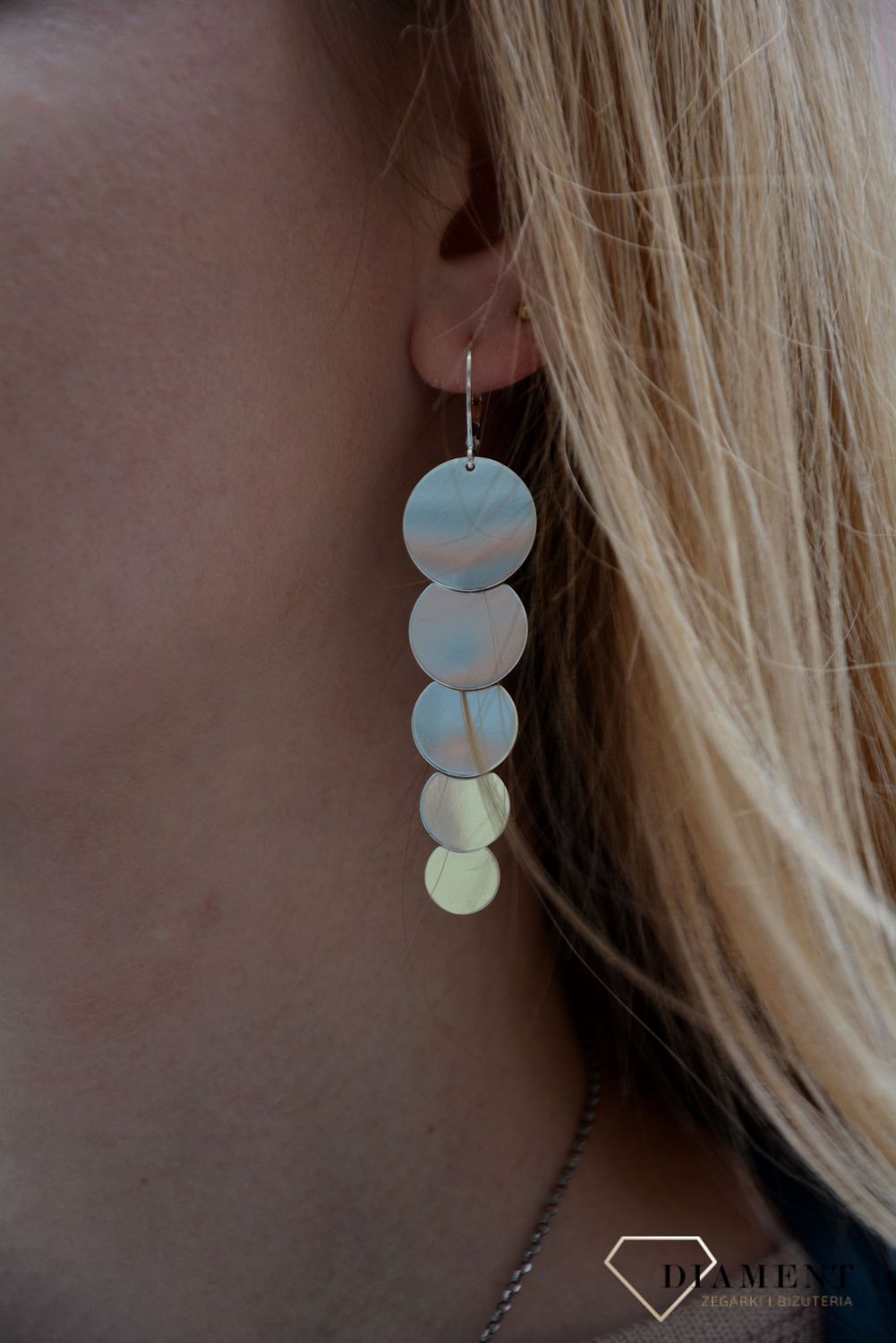 Długie kolczyki srebrne składające się z połączonych ze sobą gładkich blaszek w kształcie koła. Kolczyki na zapięcie typu angielskie. Zapraszamy.jpg