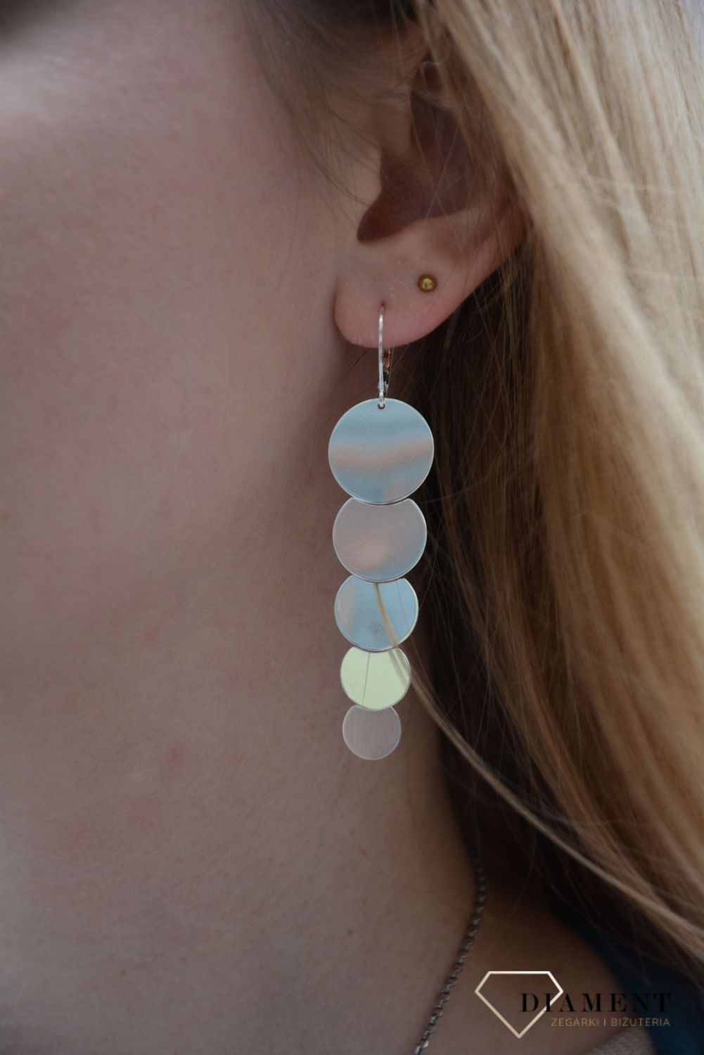 Długie kolczyki srebrne składające się z połączonych ze sobą gładkich blaszek w kształcie koła. Kolczyki na zapięcie typu angielskie. Zapraszamy.jpg