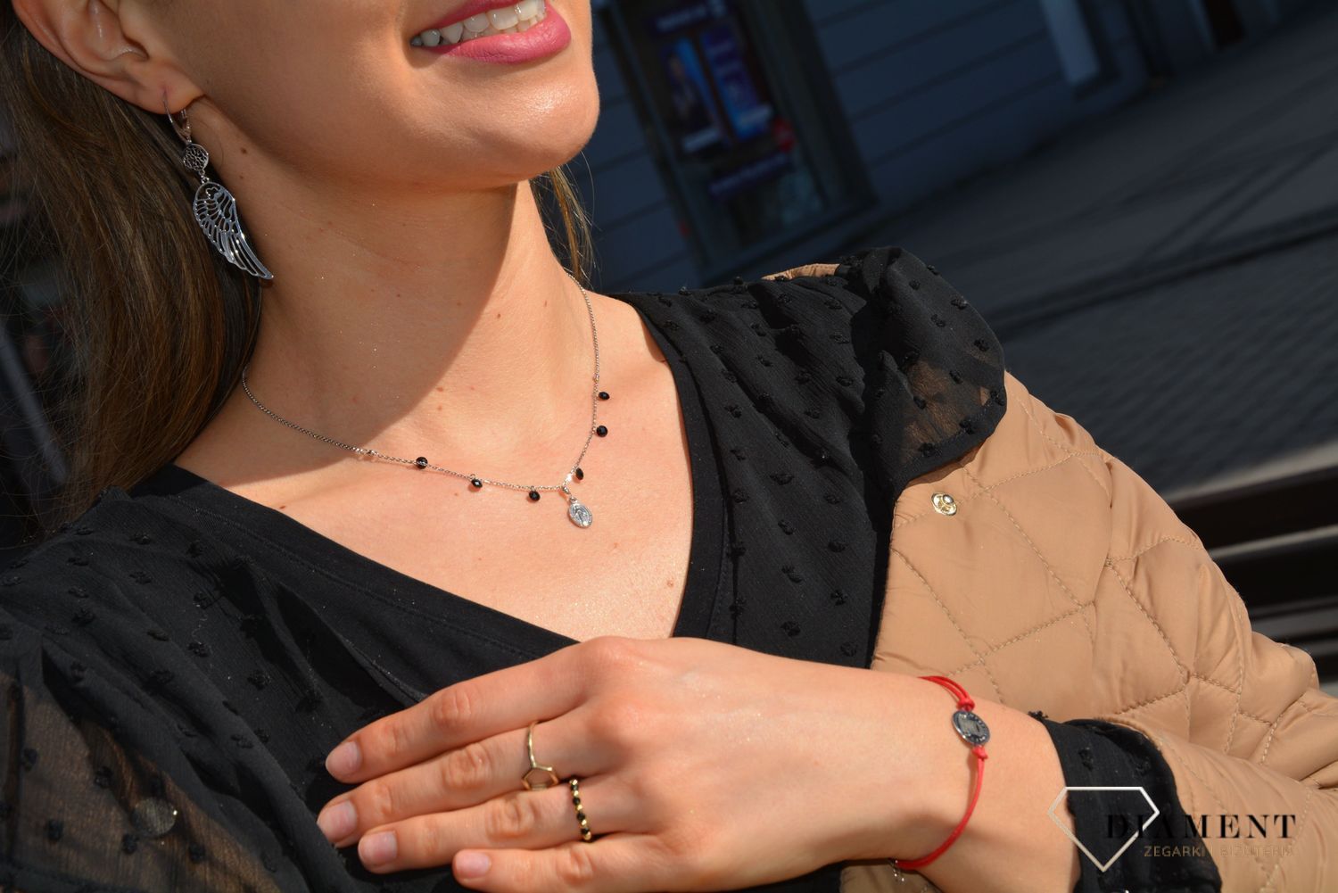 Długie kolczyki z motywem skrzydła wykonane ze srebra próby 925. Kolczyki z wygodnym zapięciem typu bigiel. Idealny pomysł na prezent dla kobiety..jpg