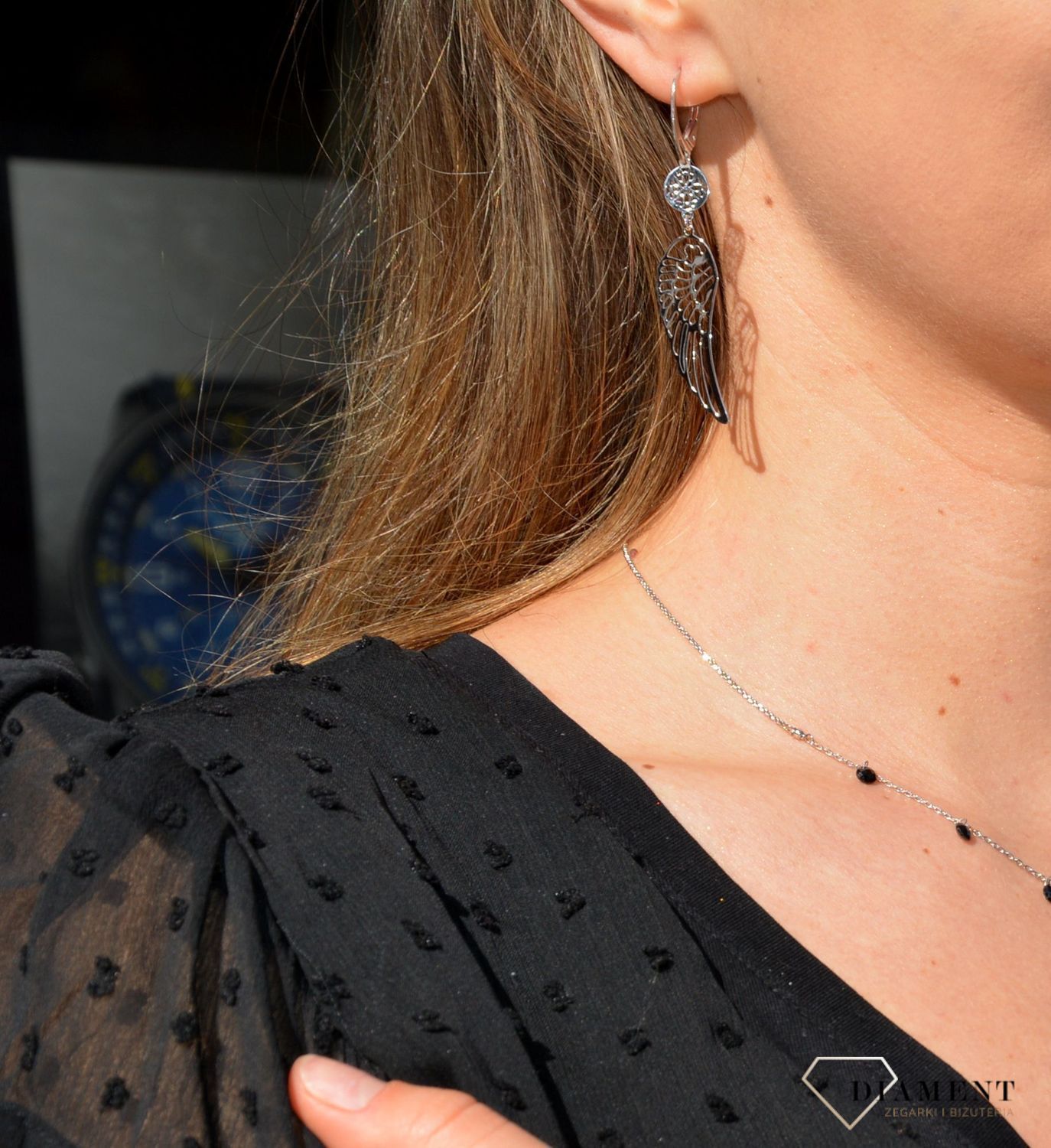 Długie kolczyki z motywem skrzydła wykonane ze srebra próby 925. Kolczyki z wygodnym zapięciem typu bigiel. Idealny pomysł na prezent dla kobiety..jpg