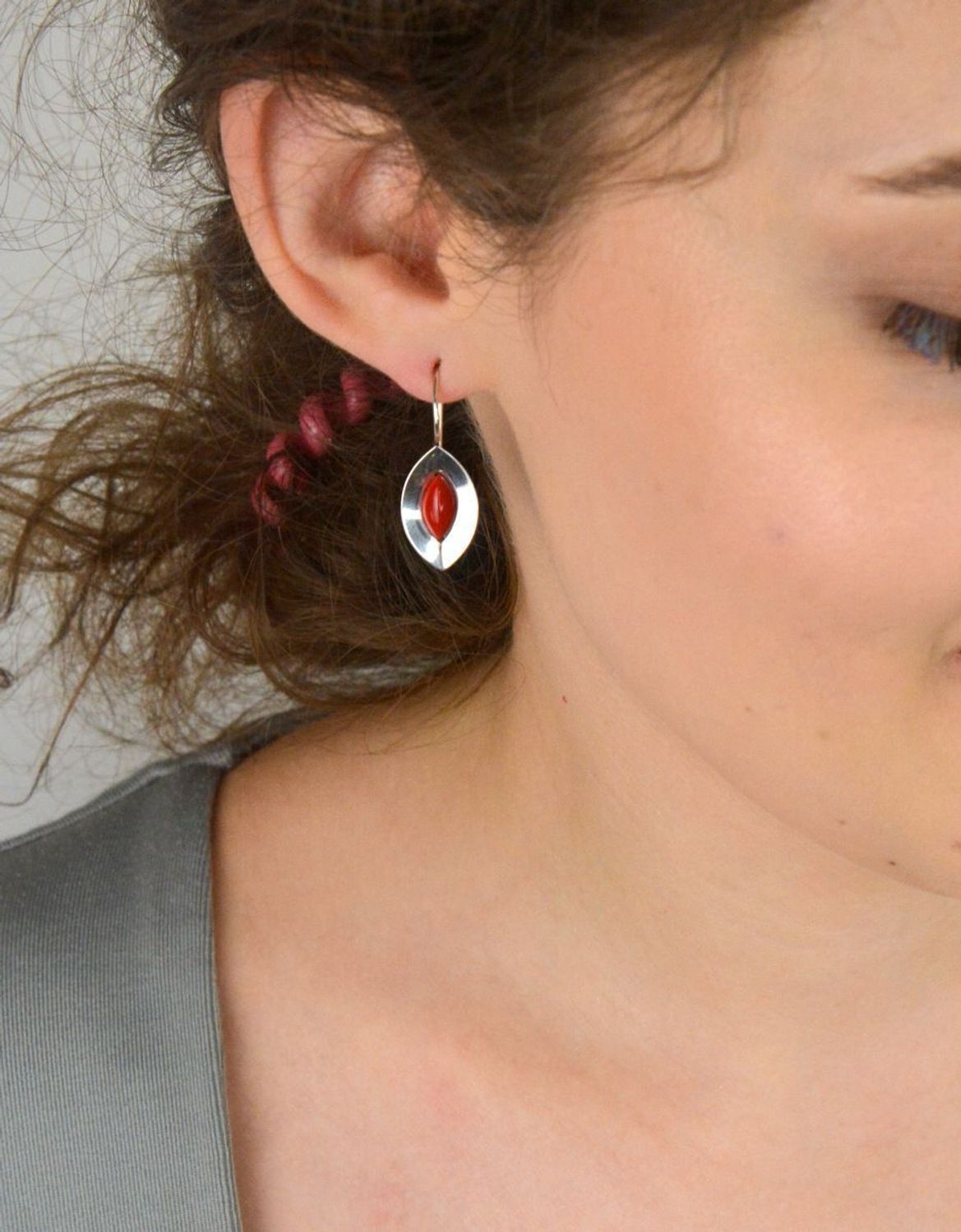 Eleganckie kolczyki srebrne 925 z koralem syntetycznym. Wymiary 3,1 × 1,2 cm, waga 2,90 g, zapięcie na biglu. Idealne na prezent lub codzienny akcent.1.jpg