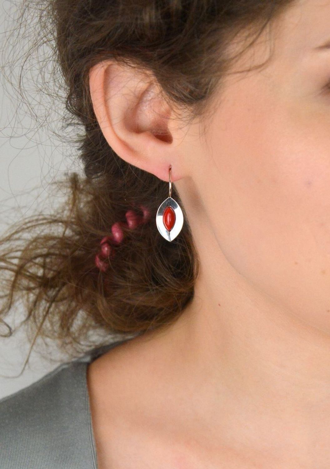 Eleganckie kolczyki srebrne 925 z koralem syntetycznym. Wymiary 3,1 × 1,2 cm, waga 2,90 g, zapięcie na biglu. Idealne na prezent lub codzienny akcent.1.jpg