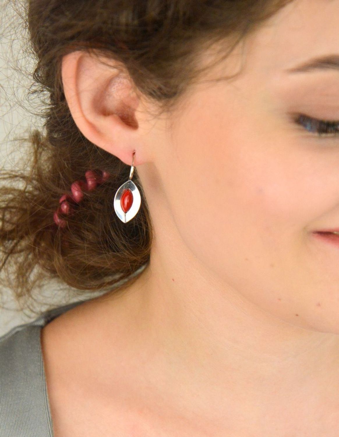 Eleganckie kolczyki srebrne 925 z koralem syntetycznym. Wymiary 3,1 × 1,2 cm, waga 2,90 g, zapięcie na biglu. Idealne na prezent lub codzienny akcent.1.jpg