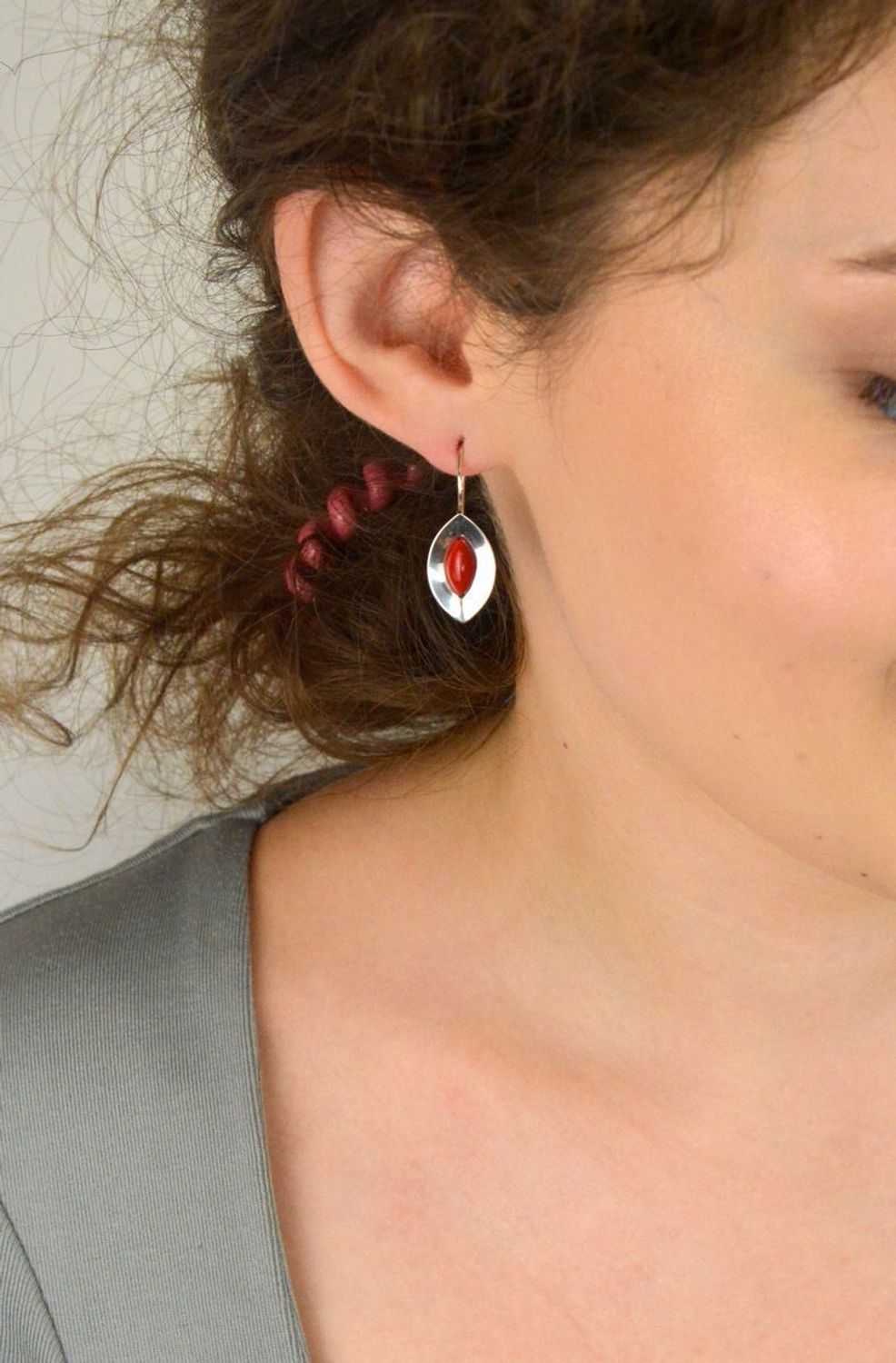 Eleganckie kolczyki srebrne 925 z koralem syntetycznym. Wymiary 3,1 × 1,2 cm, waga 2,90 g, zapięcie na biglu. Idealne na prezent lub codzienny akcent.1.jpg