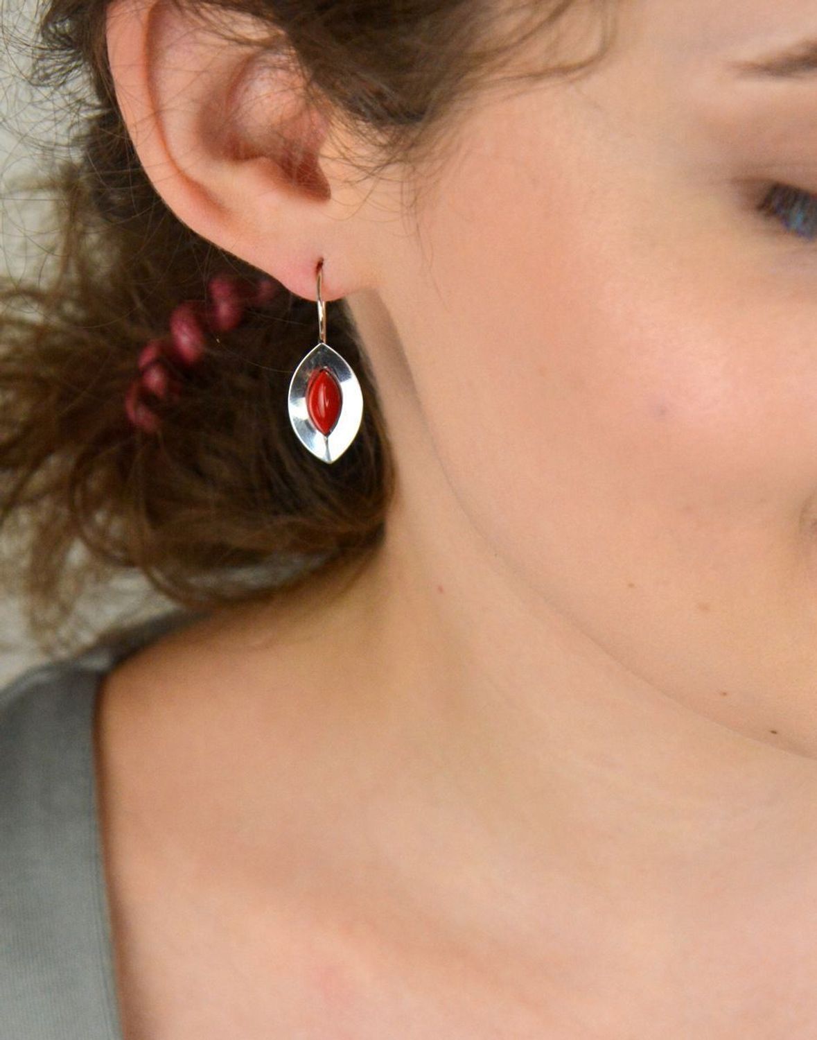 Eleganckie kolczyki srebrne 925 z koralem syntetycznym. Wymiary 3,1 × 1,2 cm, waga 2,90 g, zapięcie na biglu. Idealne na prezent lub codzienny akcent.1.jpg