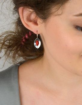 Eleganckie kolczyki srebrne 925 z koralem syntetycznym. Wymiary 3,1 × 1,2 cm, waga 2,90 g, zapięcie na biglu. Idealne na prezent lub codzienny akcent (1).JPG