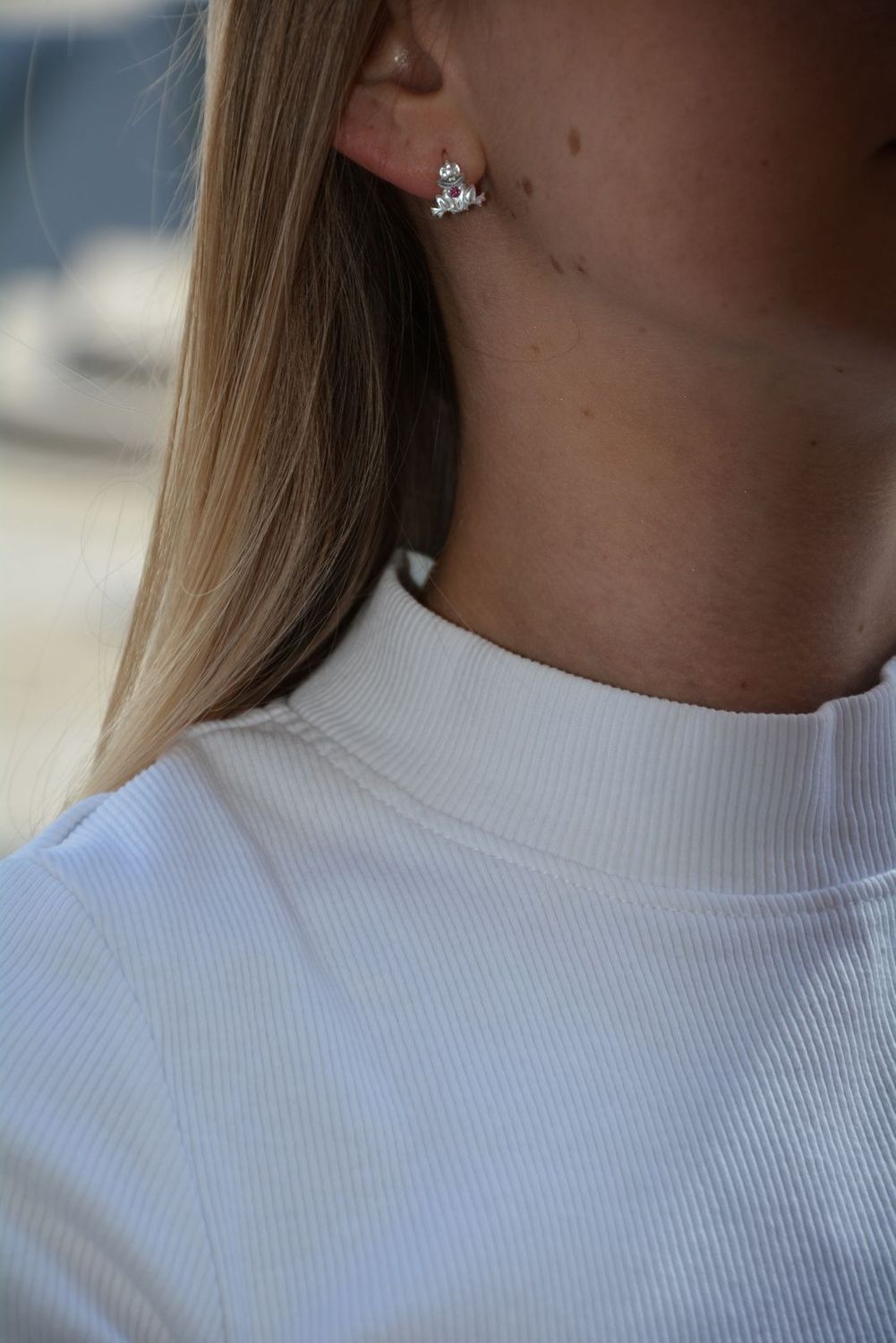 Kolczyki wiszące srebrne żabki z różową cyrkonią. Żabka przynosi kasę, a więc jest to symbol zbliżających się pieniędzy. Idealne na prezent.5.jpg