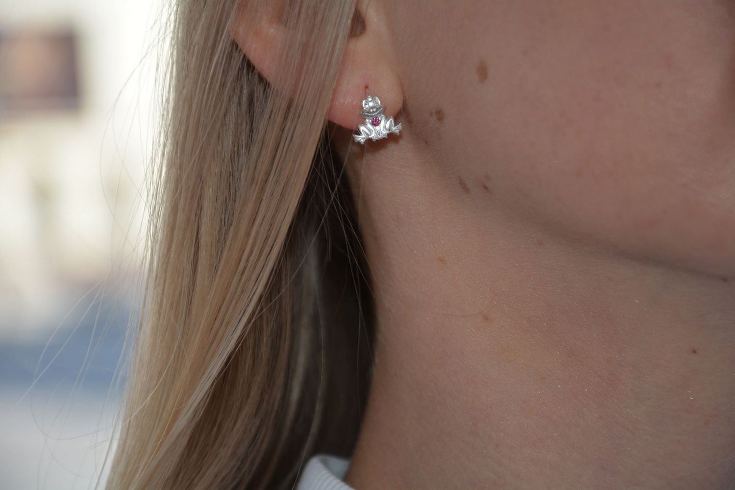 Kolczyki wiszące srebrne żabki z różową cyrkonią. Żabka przynosi kasę, a więc jest to symbol zbliżających się pieniędzy. Idealne na prezent.5.jpg