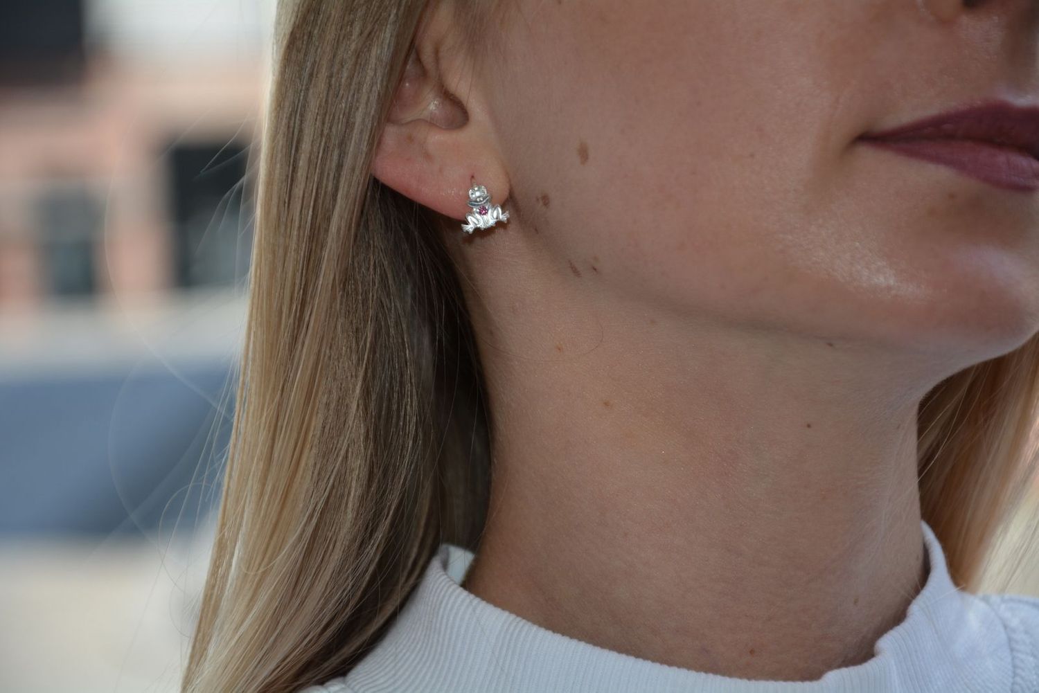 Kolczyki wiszące srebrne żabki z różową cyrkonią. Żabka przynosi kasę, a więc jest to symbol zbliżających się pieniędzy. Idealne na prezent.5.jpg