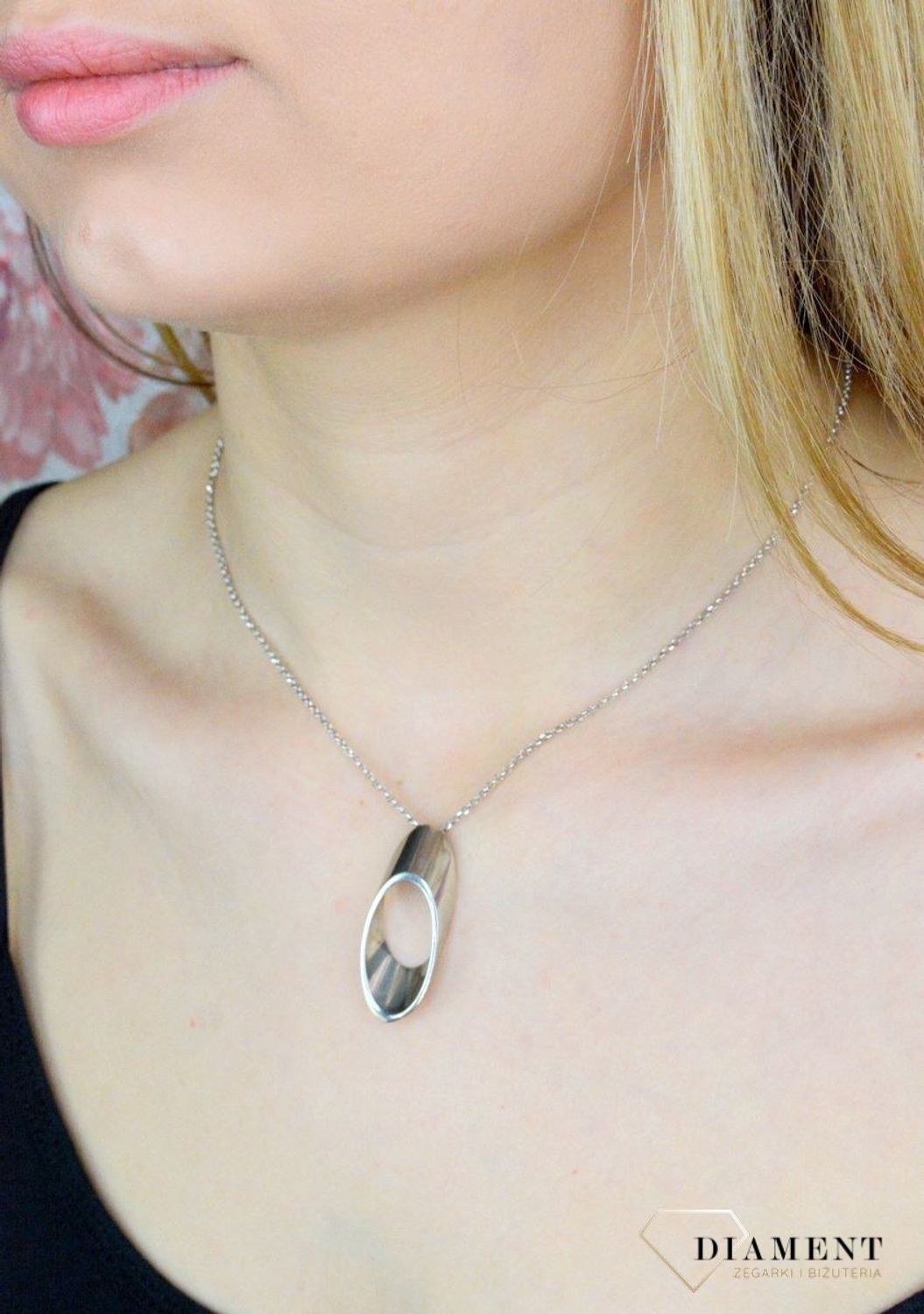 Naszyjnik srebrny damski celebrytka z owalną zawieszką S2N000000-261. Naszyjnik wykonany z najwyższej próby srebra. Naszyjnik będzie świetnym dodatkiem pasującym do wielu stylizacji. Jest idealnym pomysłem na prezent..jpg