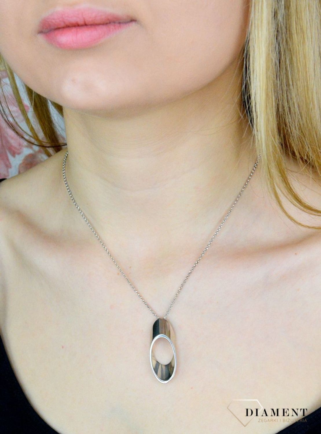 Naszyjnik srebrny damski celebrytka z owalną zawieszką S2N000000-261. Naszyjnik wykonany z najwyższej próby srebra. Naszyjnik będzie świetnym dodatkiem pasującym do wielu stylizacji. Jest idealnym pomysłem na prezent..jpg