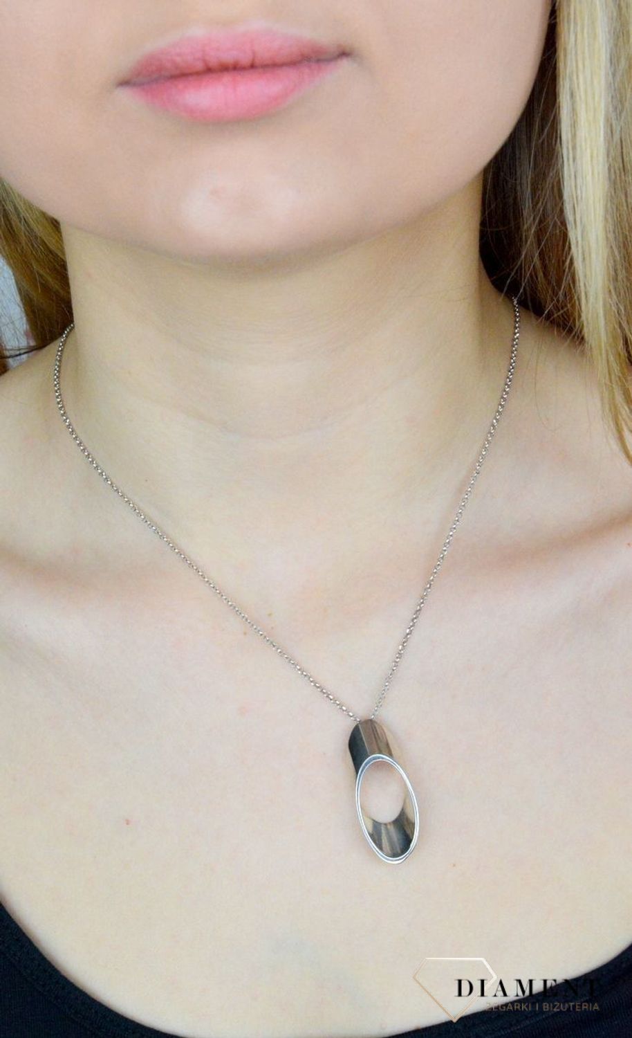 Naszyjnik srebrny damski celebrytka z owalną zawieszką S2N000000-261. Naszyjnik wykonany z najwyższej próby srebra. Naszyjnik będzie świetnym dodatkiem pasującym do wielu stylizacji. Jest idealnym pomysłem na prezent..jpg