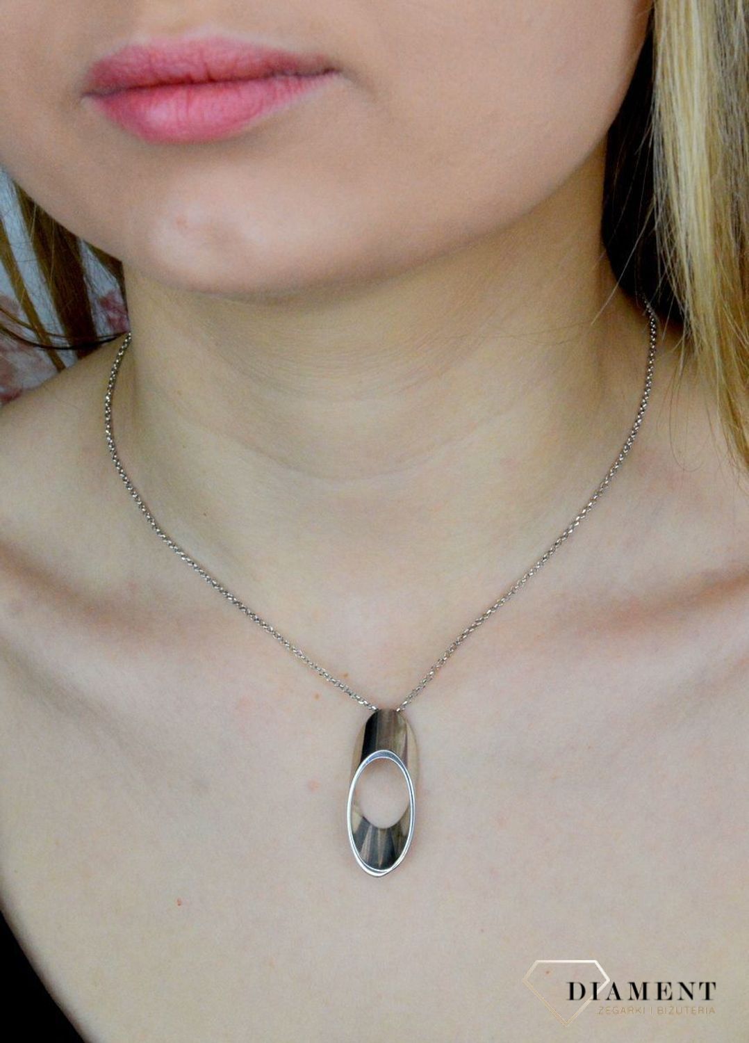 Naszyjnik srebrny damski celebrytka z owalną zawieszką S2N000000-261. Naszyjnik wykonany z najwyższej próby srebra. Naszyjnik będzie świetnym dodatkiem pasującym do wielu stylizacji. Jest idealnym pomysłem na prezent..jpg
