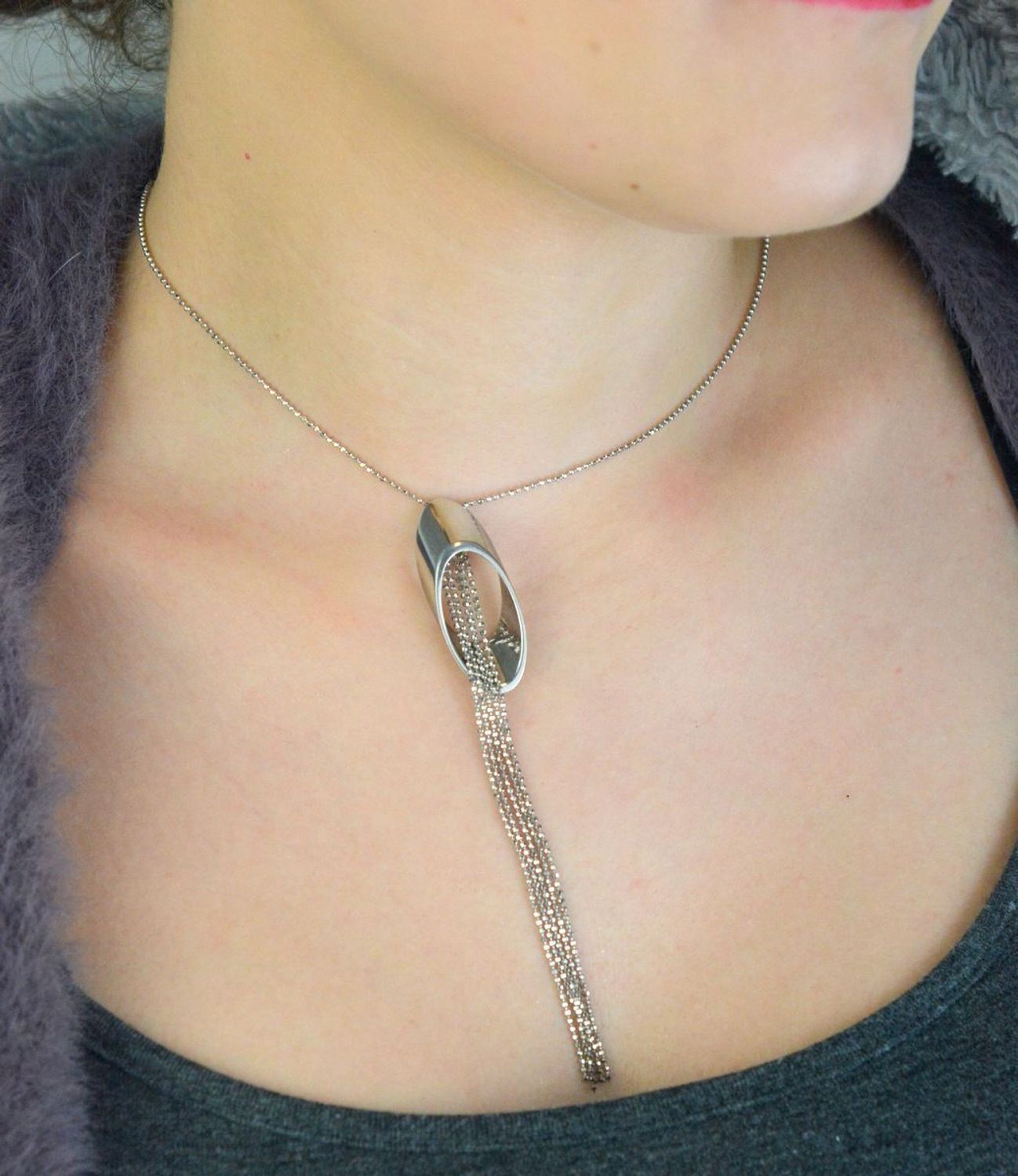 Naszyjnik srebrny S2N000000-292 z owalną zawieszką i wiszącymi łańcuszkami. Srebro próby 925, długość 39+4 cm, waga 9,65 g. Delikatny, elegancki dodatek idealny na każdą okazję.1.jpg