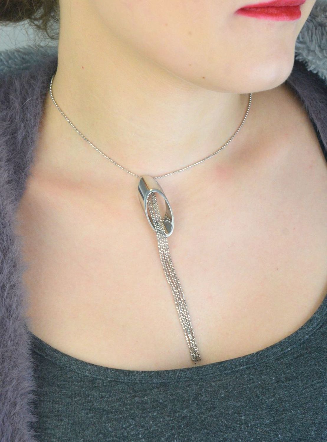 Naszyjnik srebrny S2N000000-292 z owalną zawieszką i wiszącymi łańcuszkami. Srebro próby 925, długość 39+4 cm, waga 9,65 g. Delikatny, elegancki dodatek idealny na każdą okazję.1.jpg