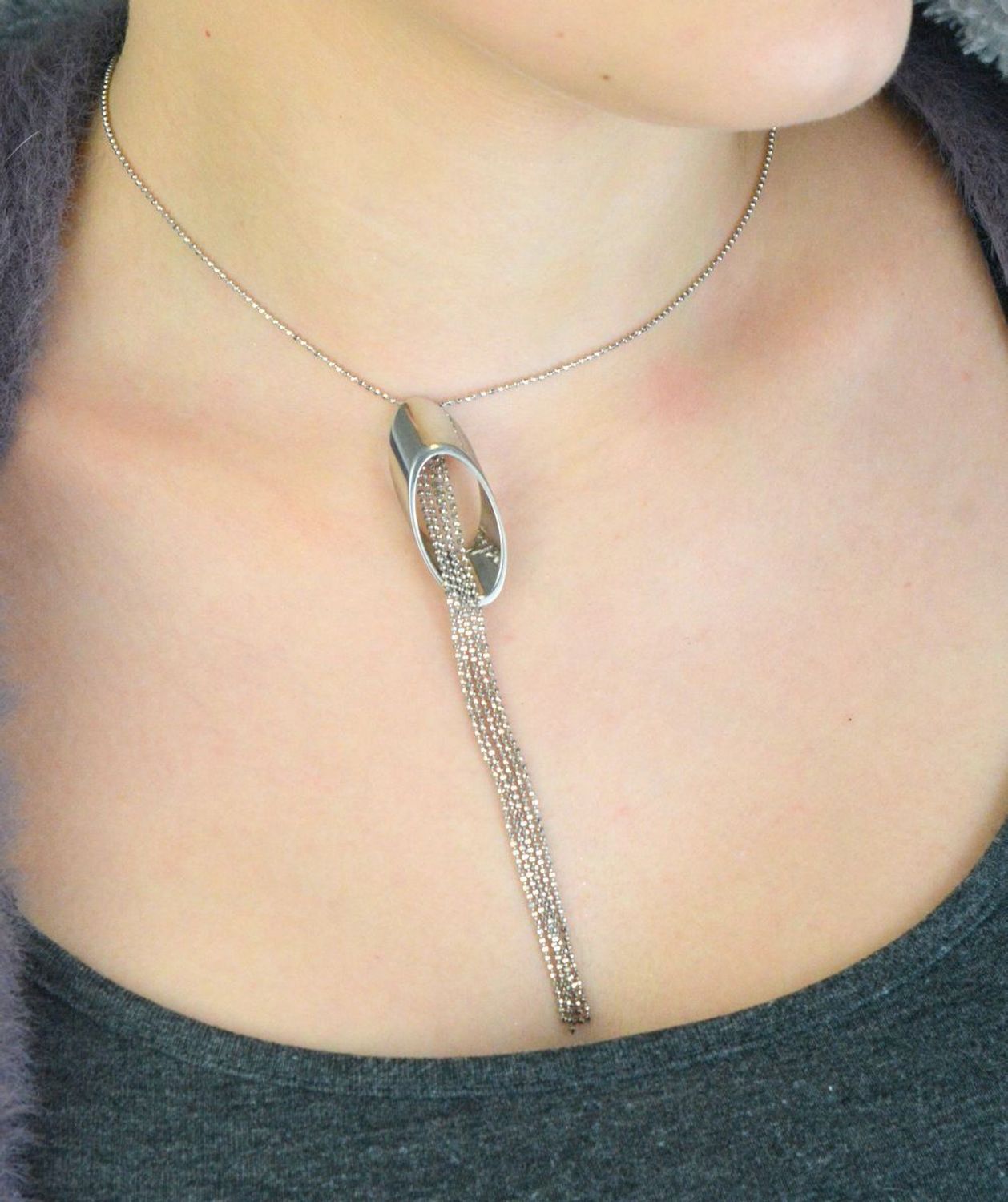 Naszyjnik srebrny S2N000000-292 z owalną zawieszką i wiszącymi łańcuszkami. Srebro próby 925, długość 39+4 cm, waga 9,65 g. Delikatny, elegancki dodatek idealny na każdą okazję.1.jpg