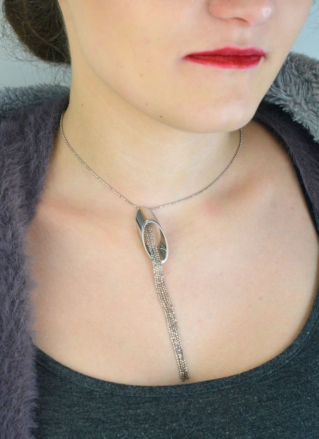 Naszyjnik srebrny S2N000000-292 z owalną zawieszką i wiszącymi łańcuszkami. Srebro próby 925, długość 39+4 cm, waga 9,65 g. Delikatny, elegancki dodatek idealny na każdą okazję.1.jpg