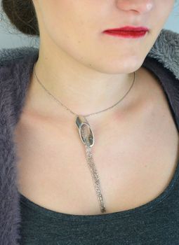 Naszyjnik srebrny S2N000000-292 z owalną zawieszką i wiszącymi łańcuszkami. Srebro próby 925, długość 39+4 cm, waga 9,65 g. Delikatny, elegancki dodatek idealny na każdą okazję (5).JPG