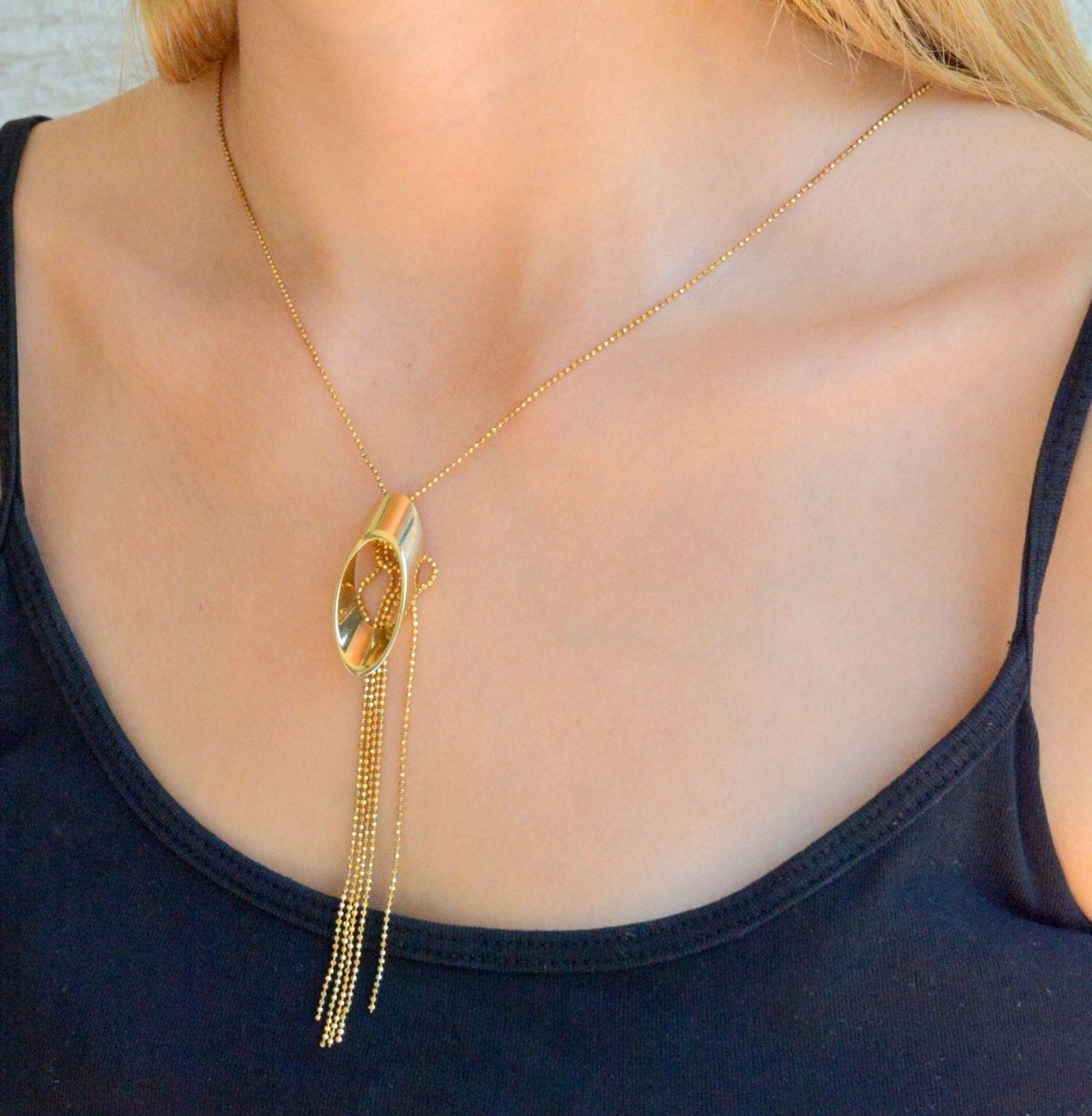 Naszyjnik srebrny damski celebrytka z owalną zawieszką pokryta złotem S2N000000-293. Naszyjnik wykonany z najwyższej próby srebra w połączeniu z modną zawieszką w kształcie owalu. Naszyjnik pozłacany idealny na prezent (2).jpg