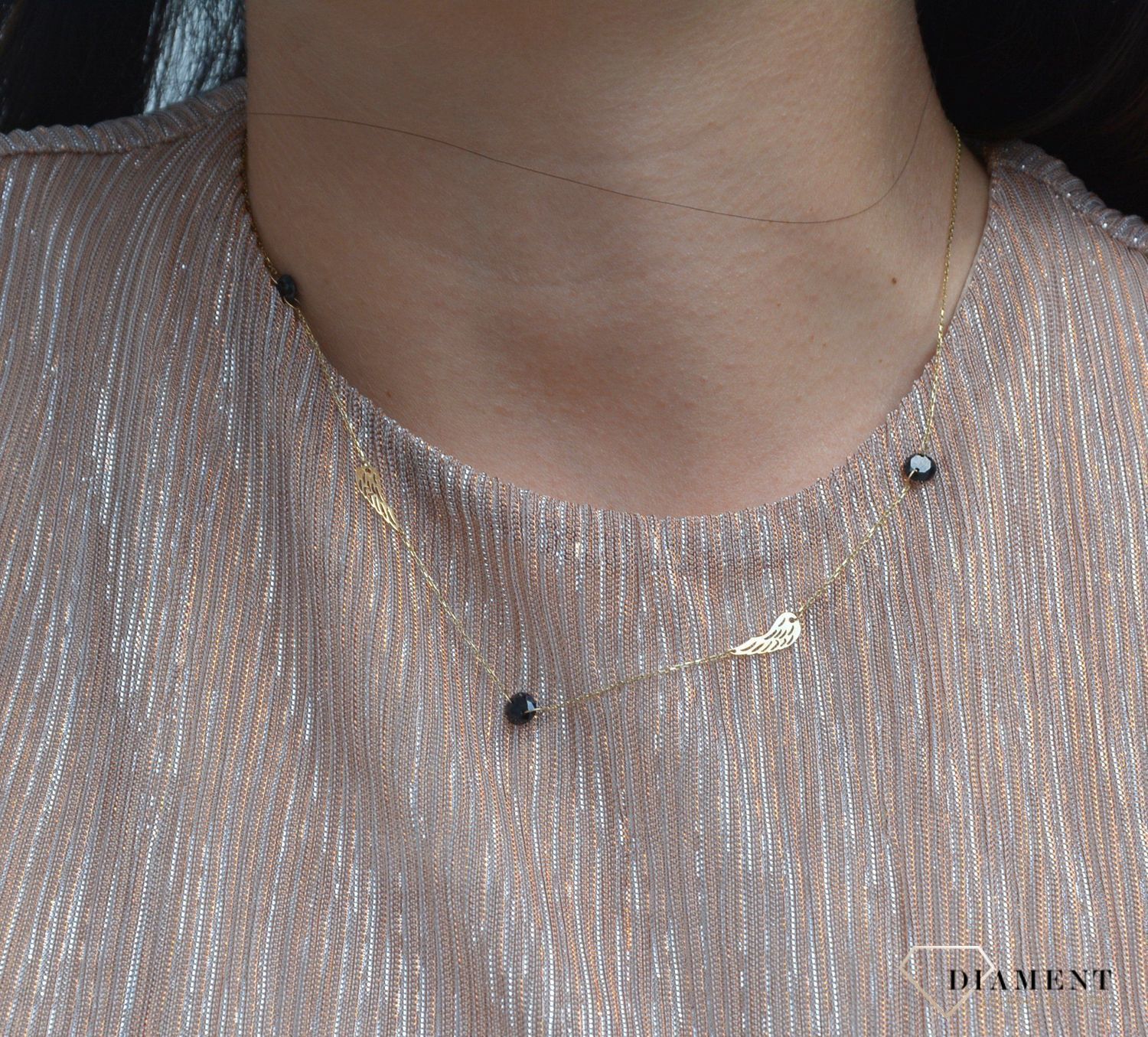 Naszyjnik złoty celebrytka 585 skrzydła i czarne koraliki.jpg