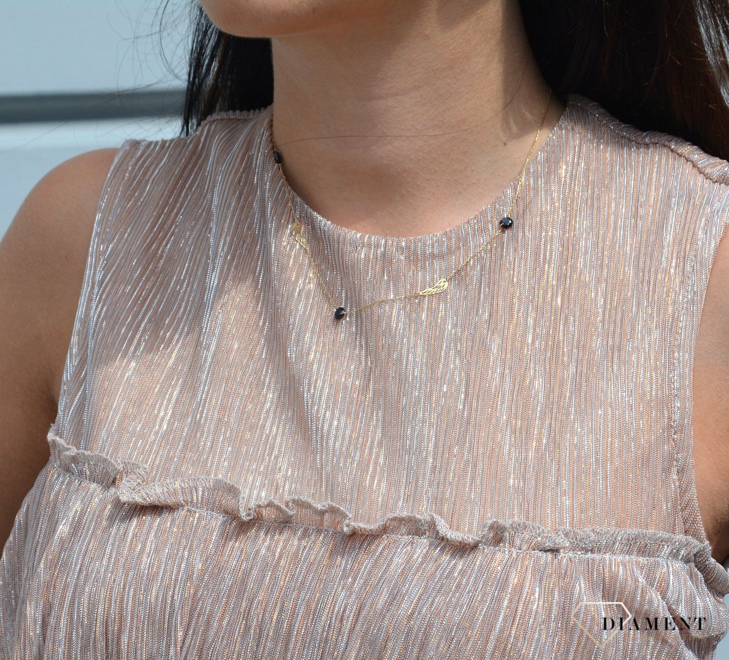 Naszyjnik złoty celebrytka 585 skrzydła i czarne koraliki.jpg