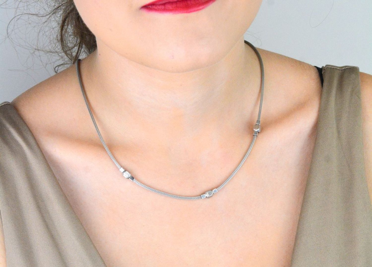 Naszyjnik damski srebrny 925 S2N000000-606 z ozdobnymi kosteczkami. Długość 45 + 3 cm, waga 7,45 g. Ponadczasowy styl, idealny do każdej stylizacji.1.jpg