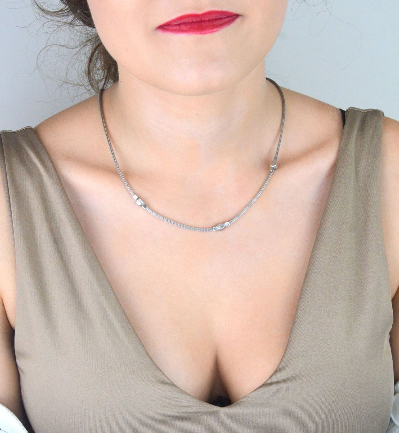 Naszyjnik damski srebrny 925 S2N000000-606 z ozdobnymi kosteczkami. Długość 45 + 3 cm, waga 7,45 g. Ponadczasowy styl, idealny do każdej stylizacji.1.jpg