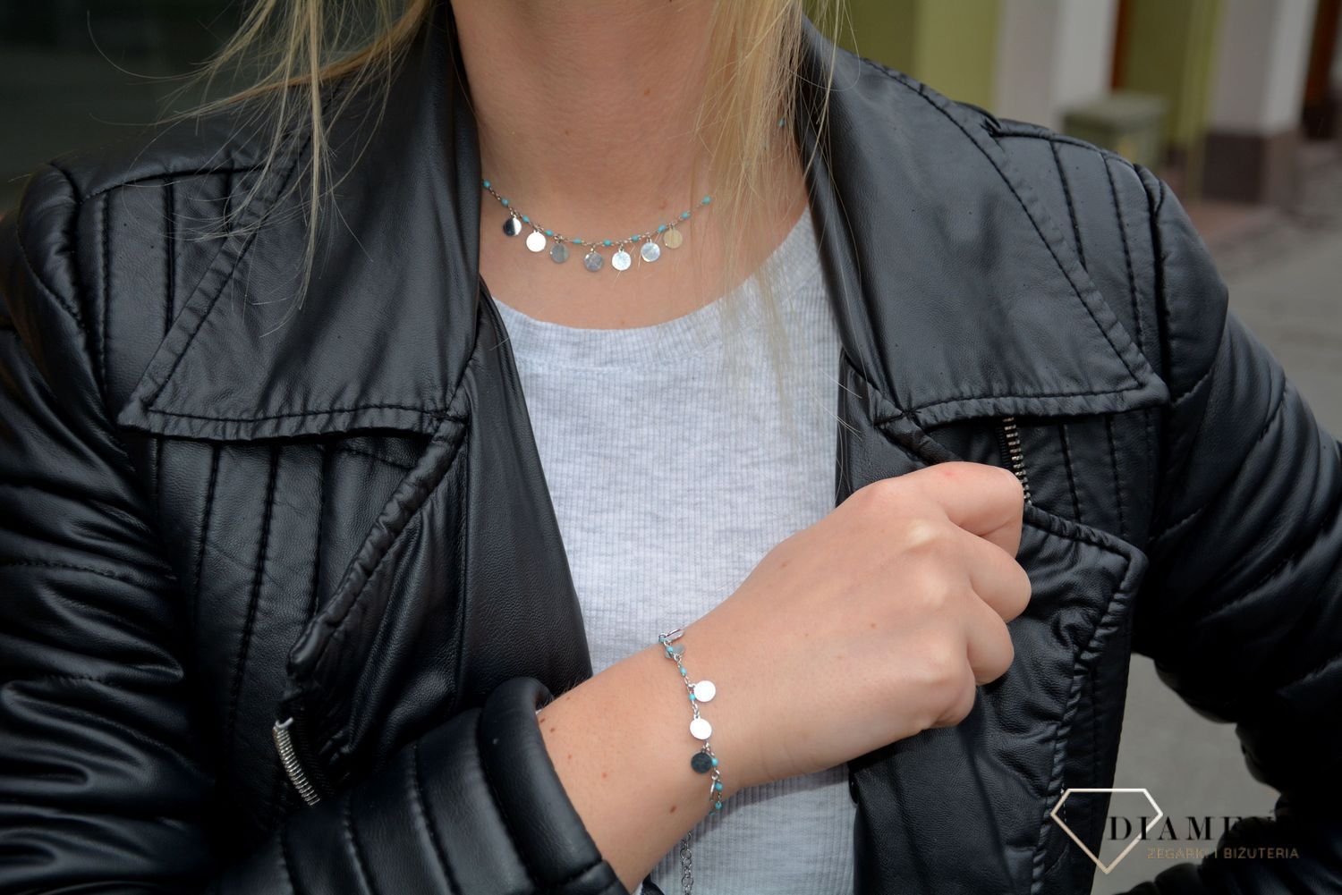 Naszyjnik srebrny z efektownymi niebieskimi koralikami oraz gładkimi kółeczkami. Naszyjnik to idealny prezent dla kobiety. Zapraszamy!.jpg