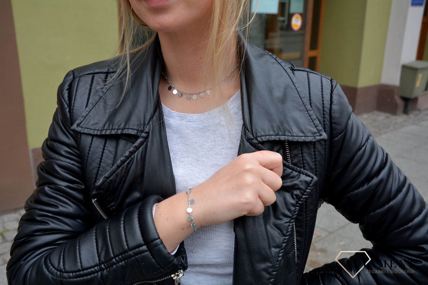 Naszyjnik srebrny z efektownymi niebieskimi koralikami oraz gładkimi kółeczkami. Naszyjnik to idealny prezent dla kobiety. Zapraszamy!.jpg