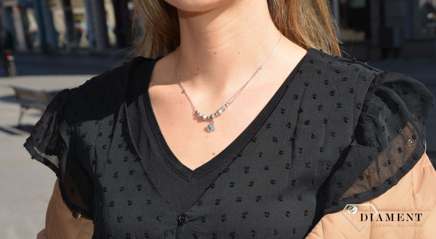 Naszyjnik srebrny z motywem ozdobnych kuleczek i wiszącą koniczynką. Idealny pomysł na prezent dla mamy. Elegancki naszyjnik to wybór idealny..jpg