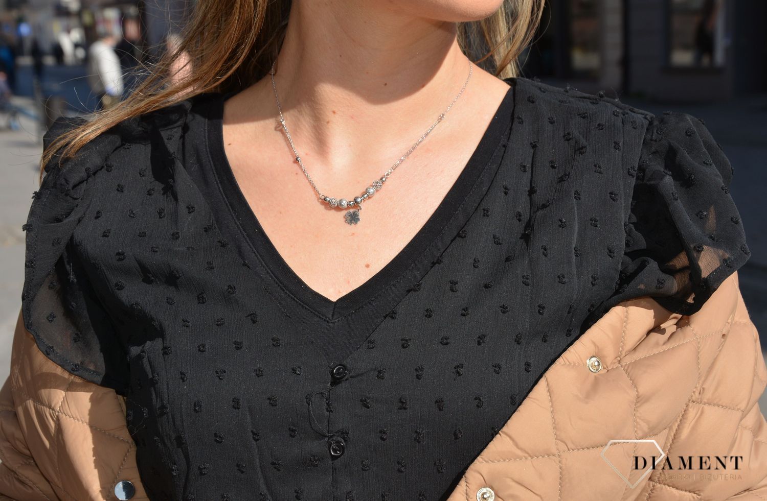 Naszyjnik srebrny z motywem ozdobnych kuleczek i wiszącą koniczynką. Idealny pomysł na prezent dla mamy. Elegancki naszyjnik to wybór idealny..jpg