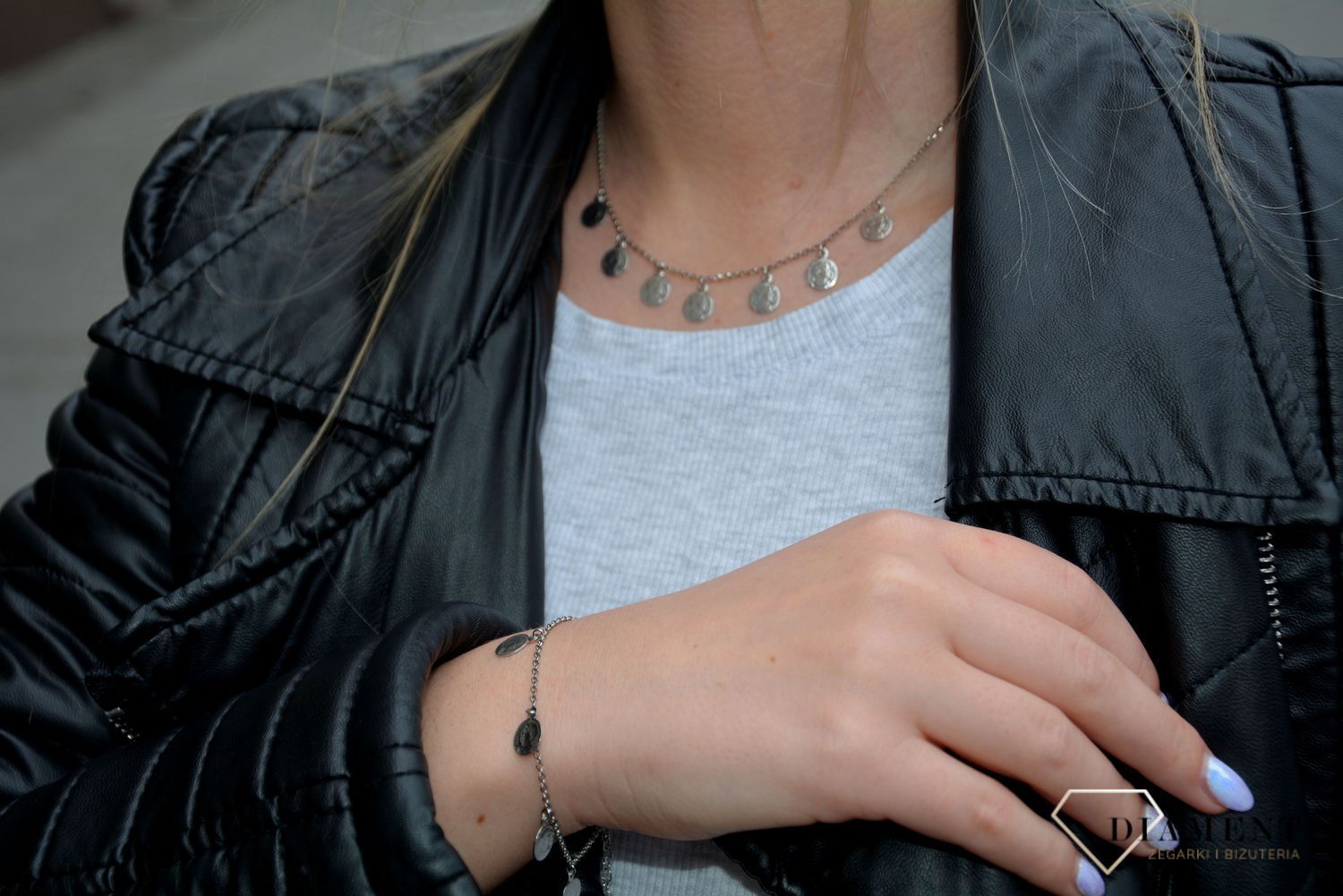 Naszyjnik wykonany z wysokiej jakości srebra z elementami ozdobnymi w postaci monetek. Zapraszamy na www.zegarki-diament.pl.jpg