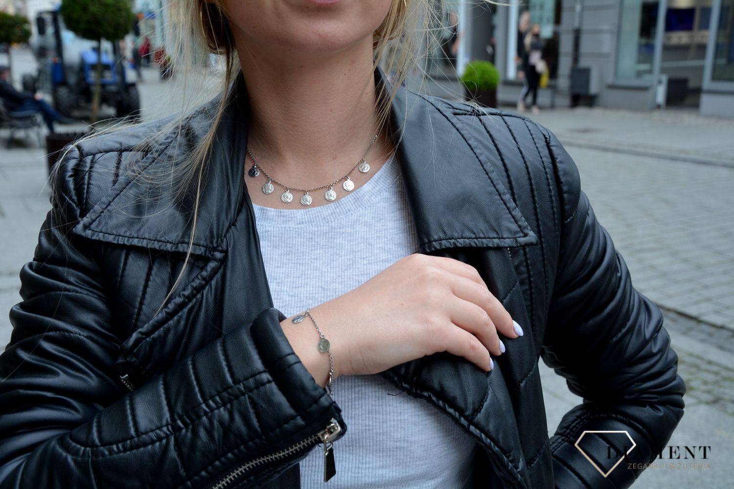 Naszyjnik wykonany z wysokiej jakości srebra z elementami ozdobnymi w postaci monetek. Zapraszamy na www.zegarki-diament.pl.jpg