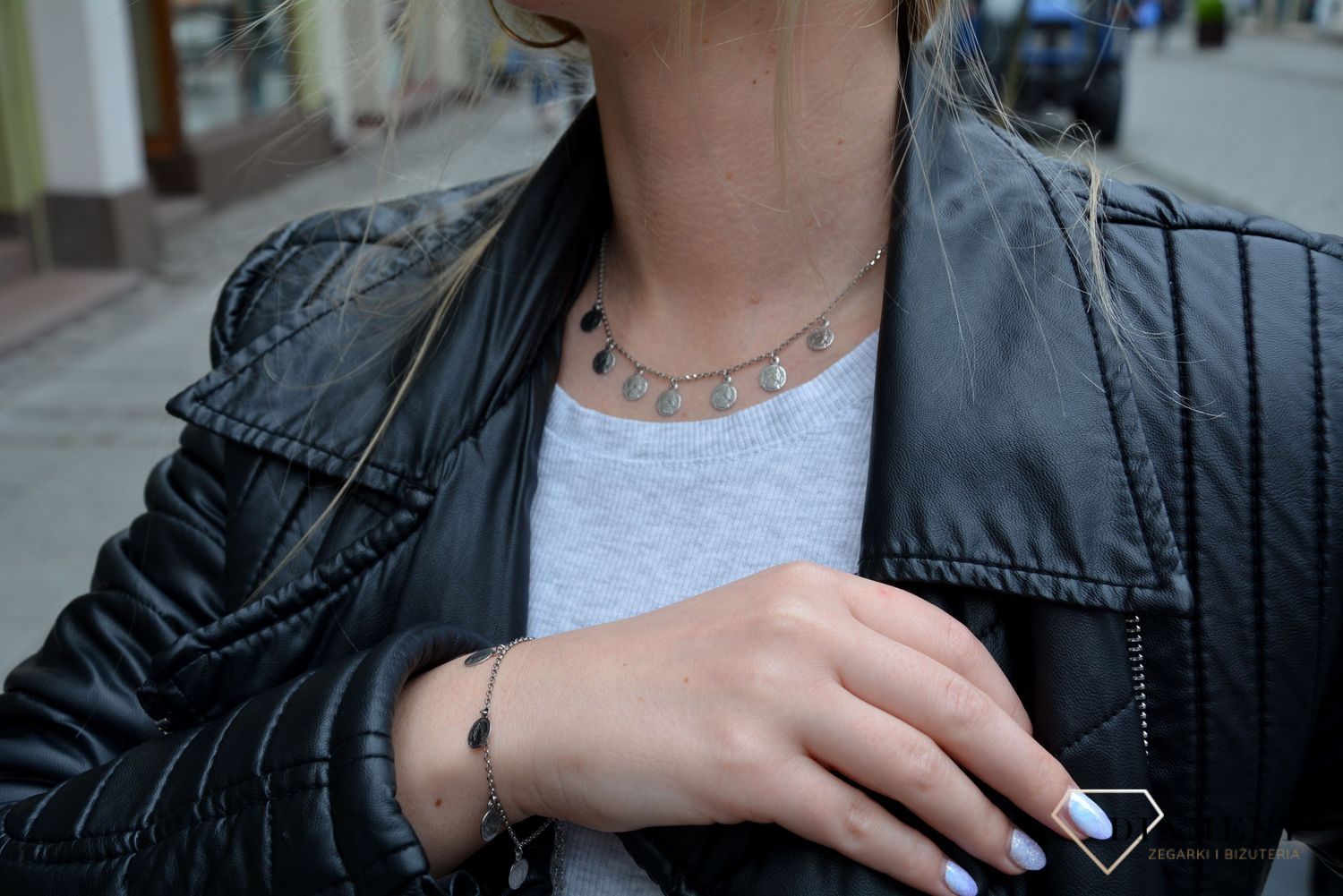 Naszyjnik wykonany z wysokiej jakości srebra z elementami ozdobnymi w postaci monetek. Zapraszamy na www.zegarki-diament.pl.jpg